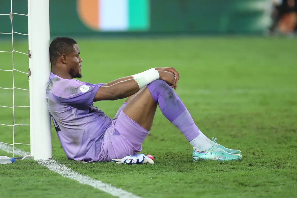 Stanley Nwabali: Orlando Pirates, Kaiser Chiefs fall over themselves for Super Eagles safehands