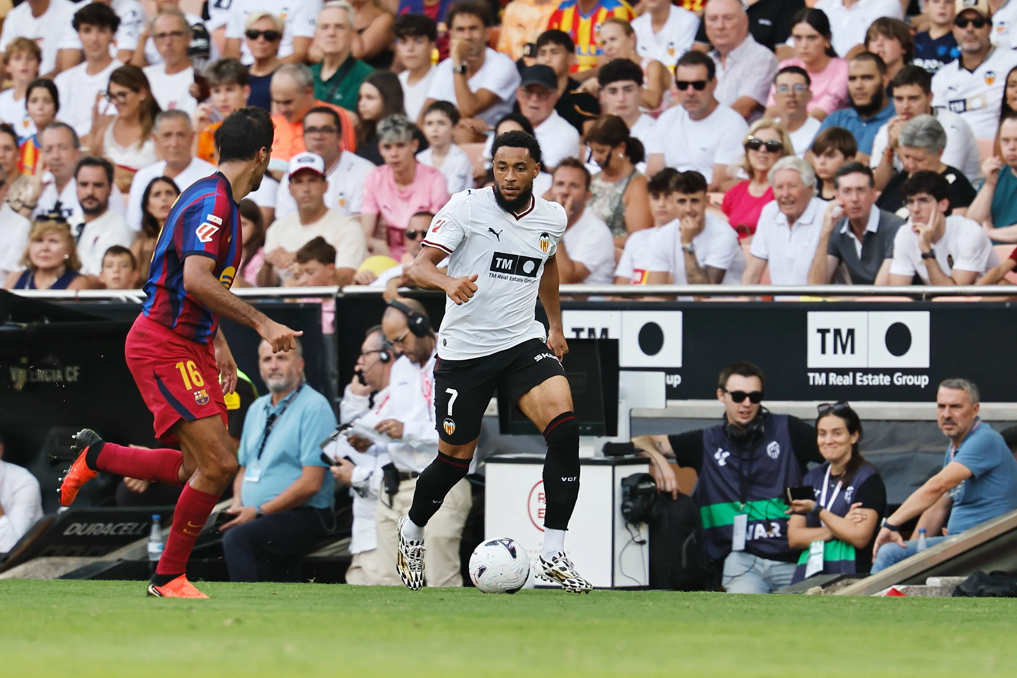 Arnaut Danjuma of Valencia in action vs Barcelona