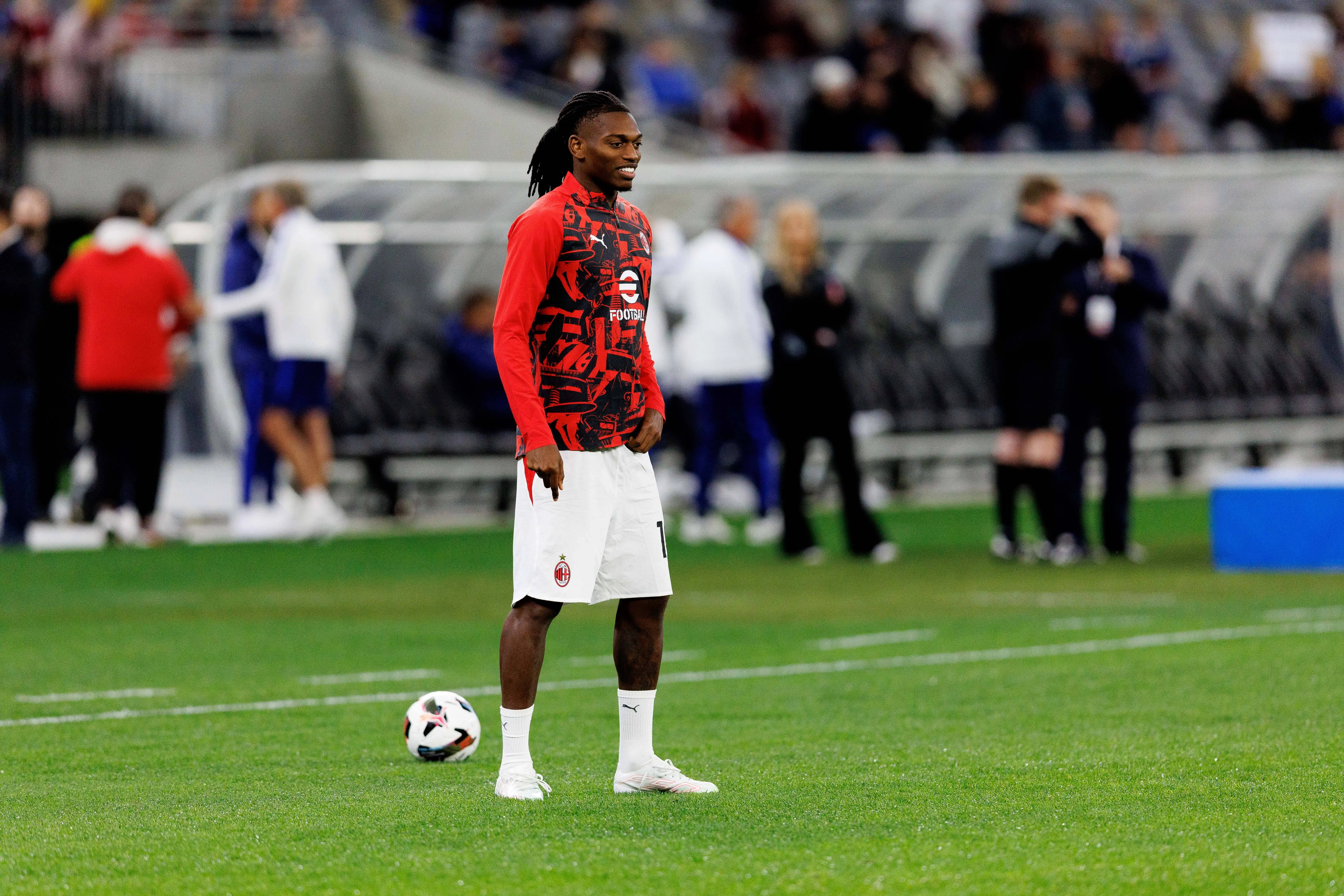 Rafael Leao of AC Milan warms up