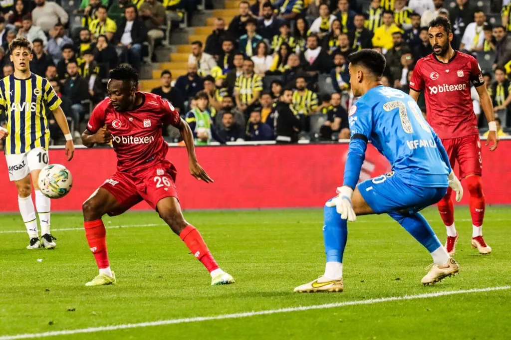 Ahmed Musa playing for Sivasspor against Fenerbhahce
