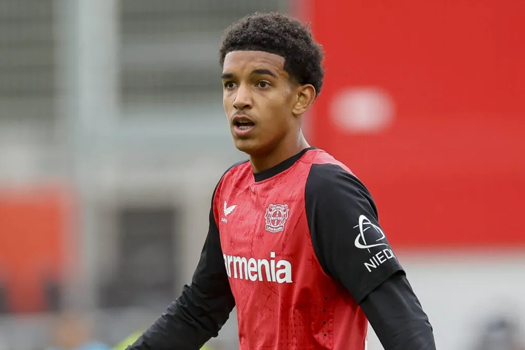 Francis Onyeka (Bayer 04 Leverkusen) schaut, UEFA Youth League 2024/25 League Phase MD2, Bayer 04 Leverkusen v AC Milan,