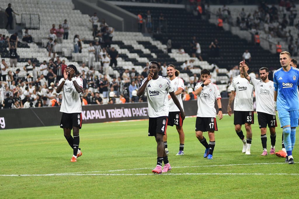 wilfred ndidi in besiktas colours, celebrating with the club's fans