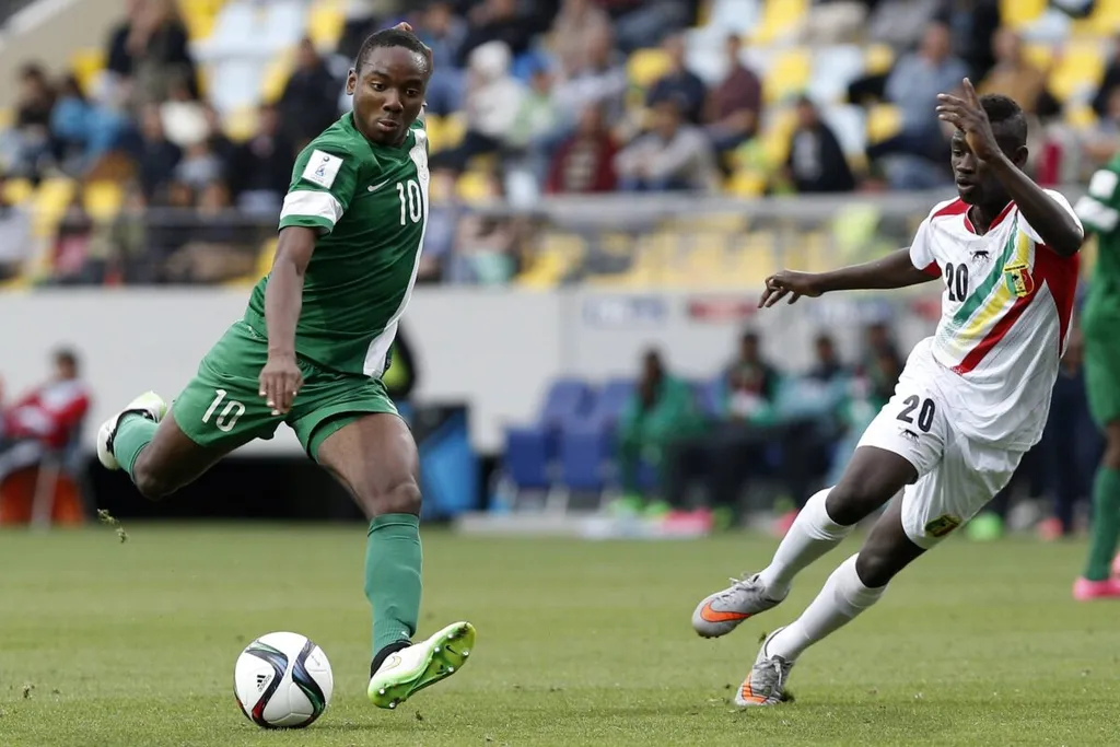 Football Mali v Nigeria U 17 world cup Chile 2015 Nigeria s player Kelechi Nwakali battles for