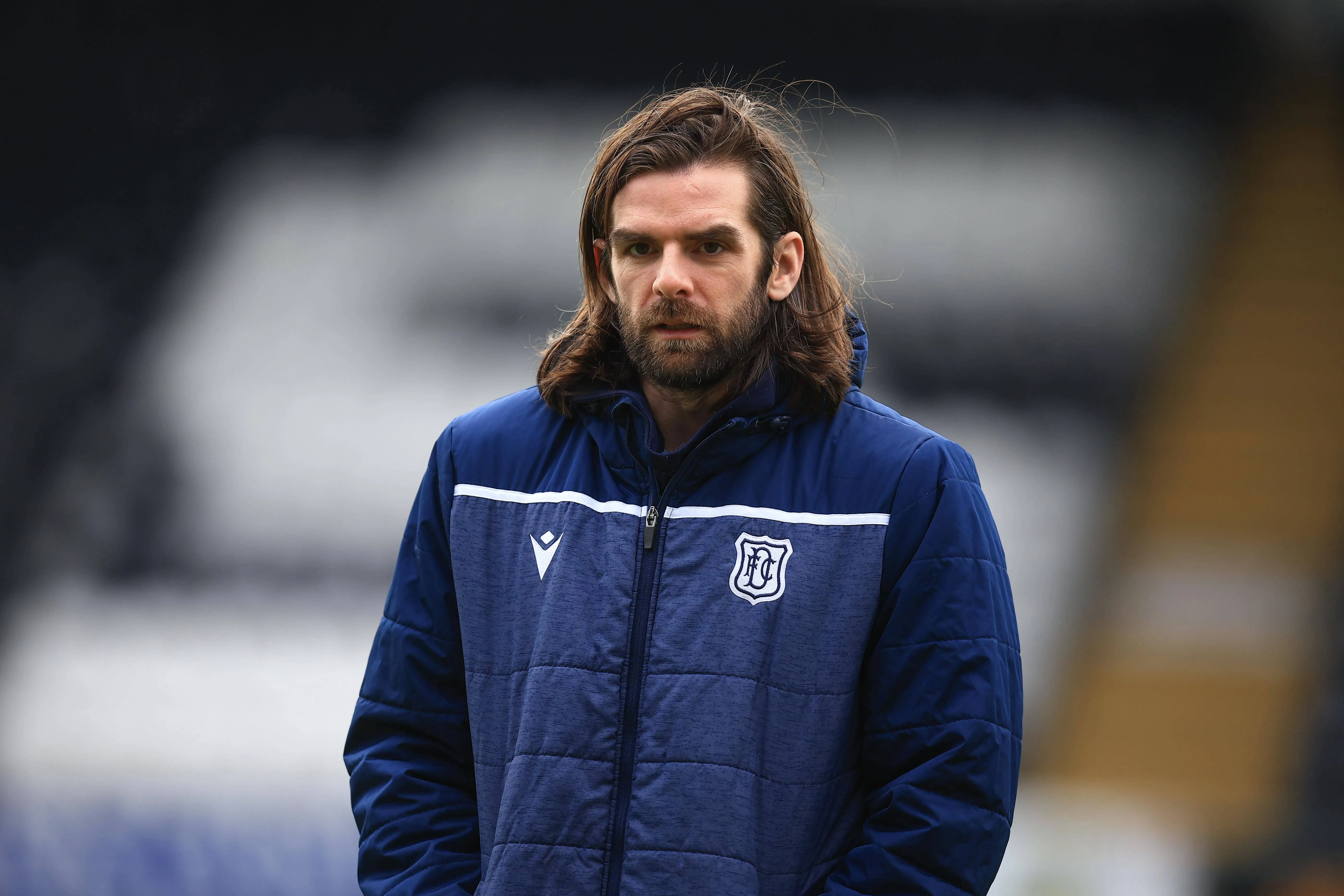  Cillian Sheridan of Dundee inspects the pitch