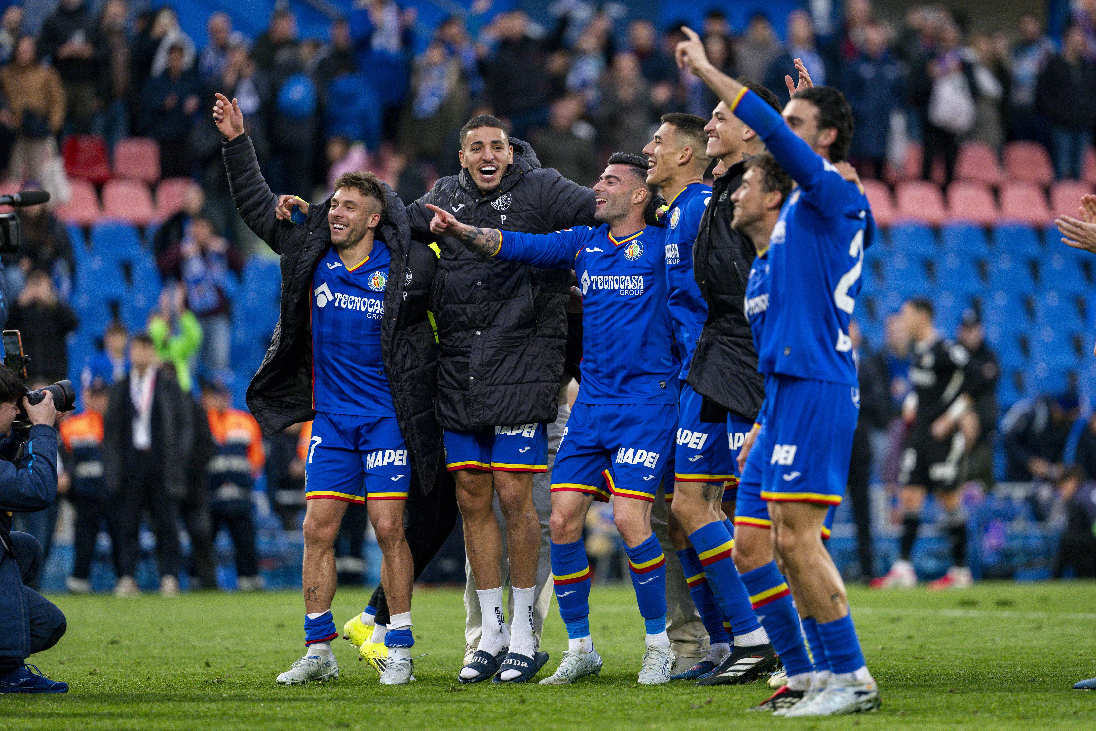 Getafe players celebrate their victory against Real Betis