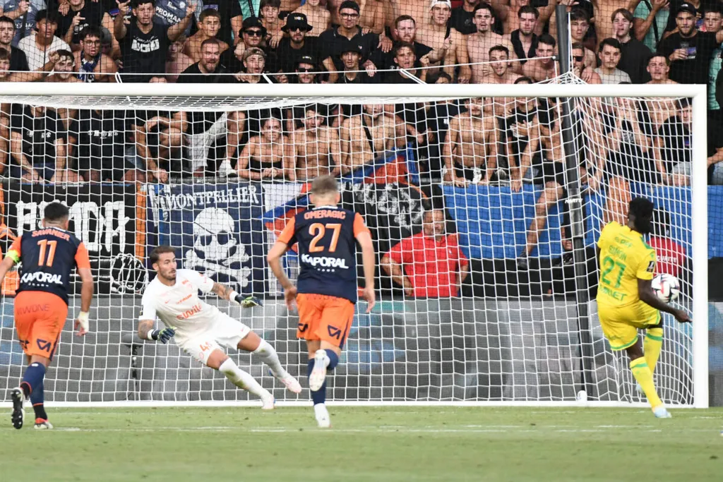 Penalty tire par Moses SIMON (FCN) face a Benjamin LECOMTE (MHSC) lors du match Montpellier Herault SC vs. FC Nantes pou