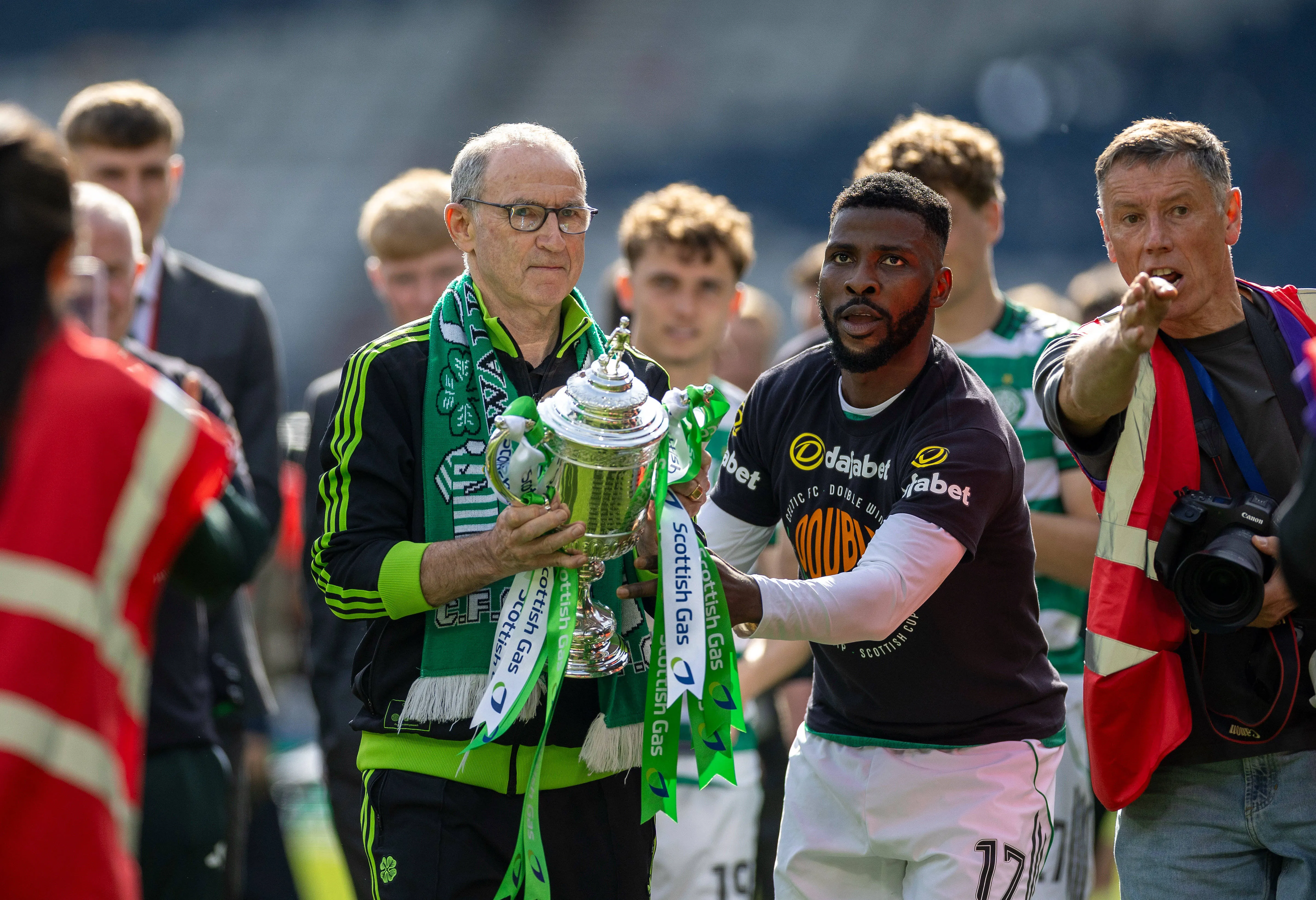 Celtic interim manager Martin ONeill and Kelechi Iheanacho with the trophy