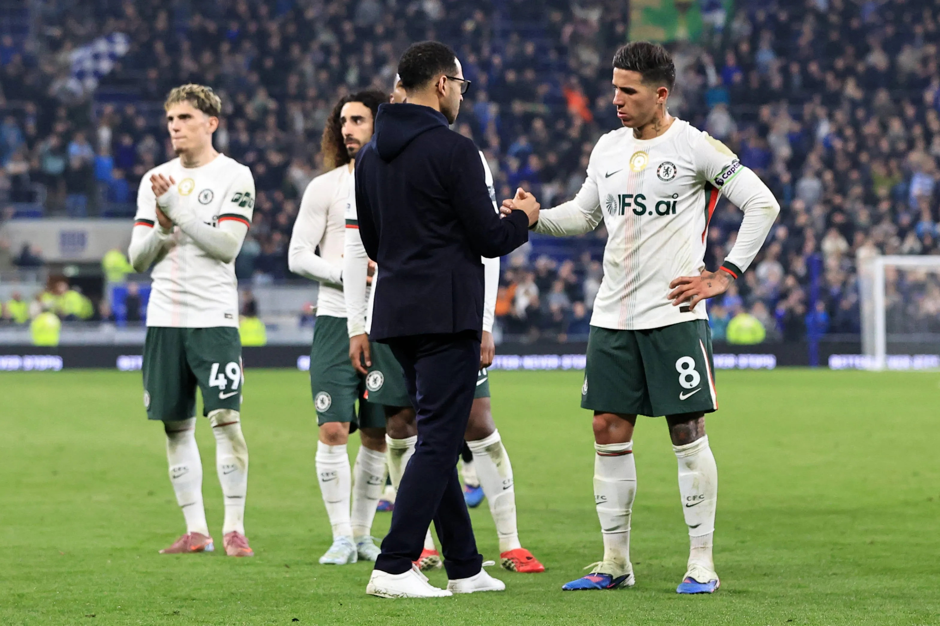  Chelsea manager Liam Rosenior shakes hands with Enzo Fernandez