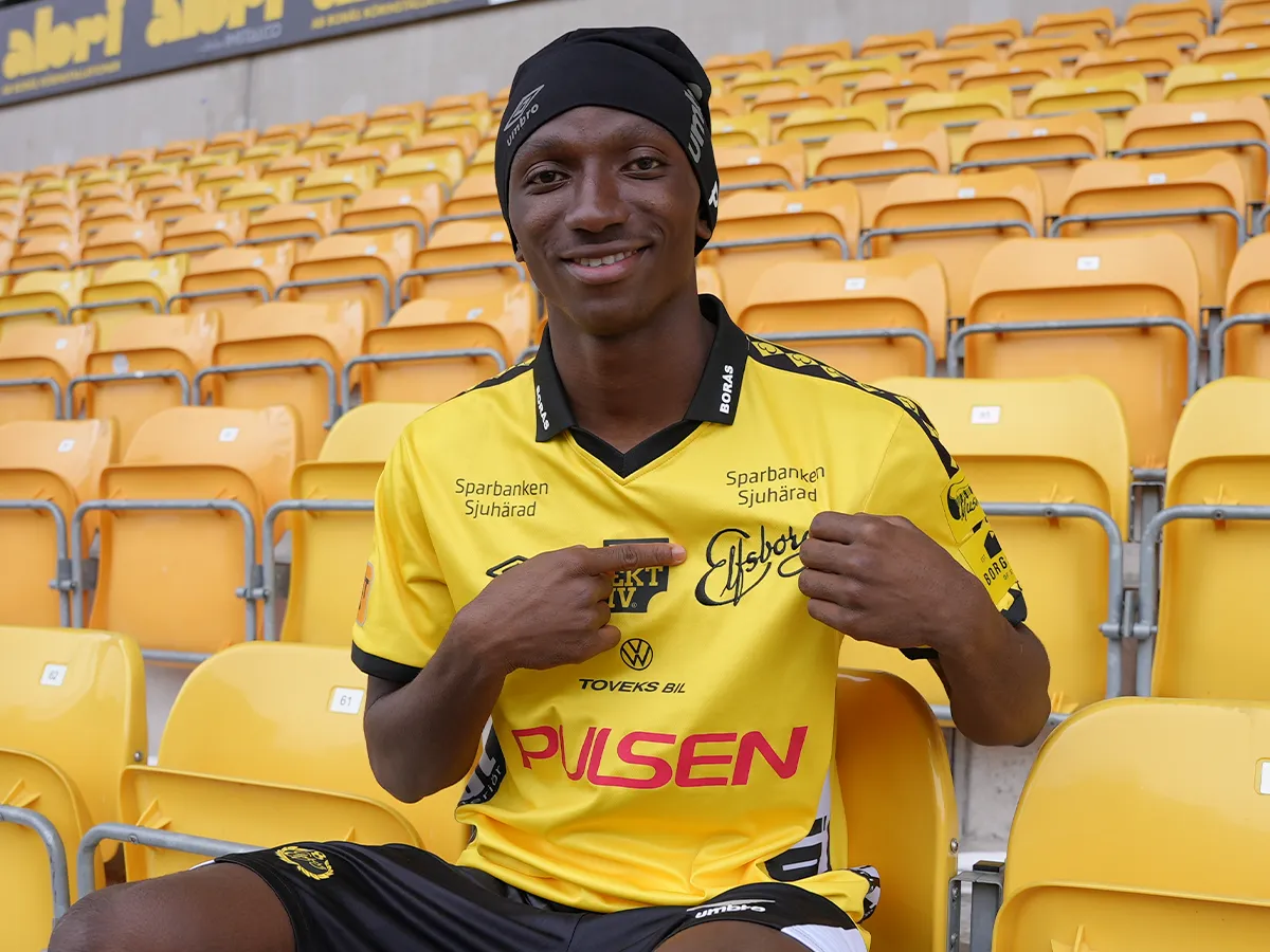 Oladimeji Abdulmuiz poses with  IF Elfsborg shirt 