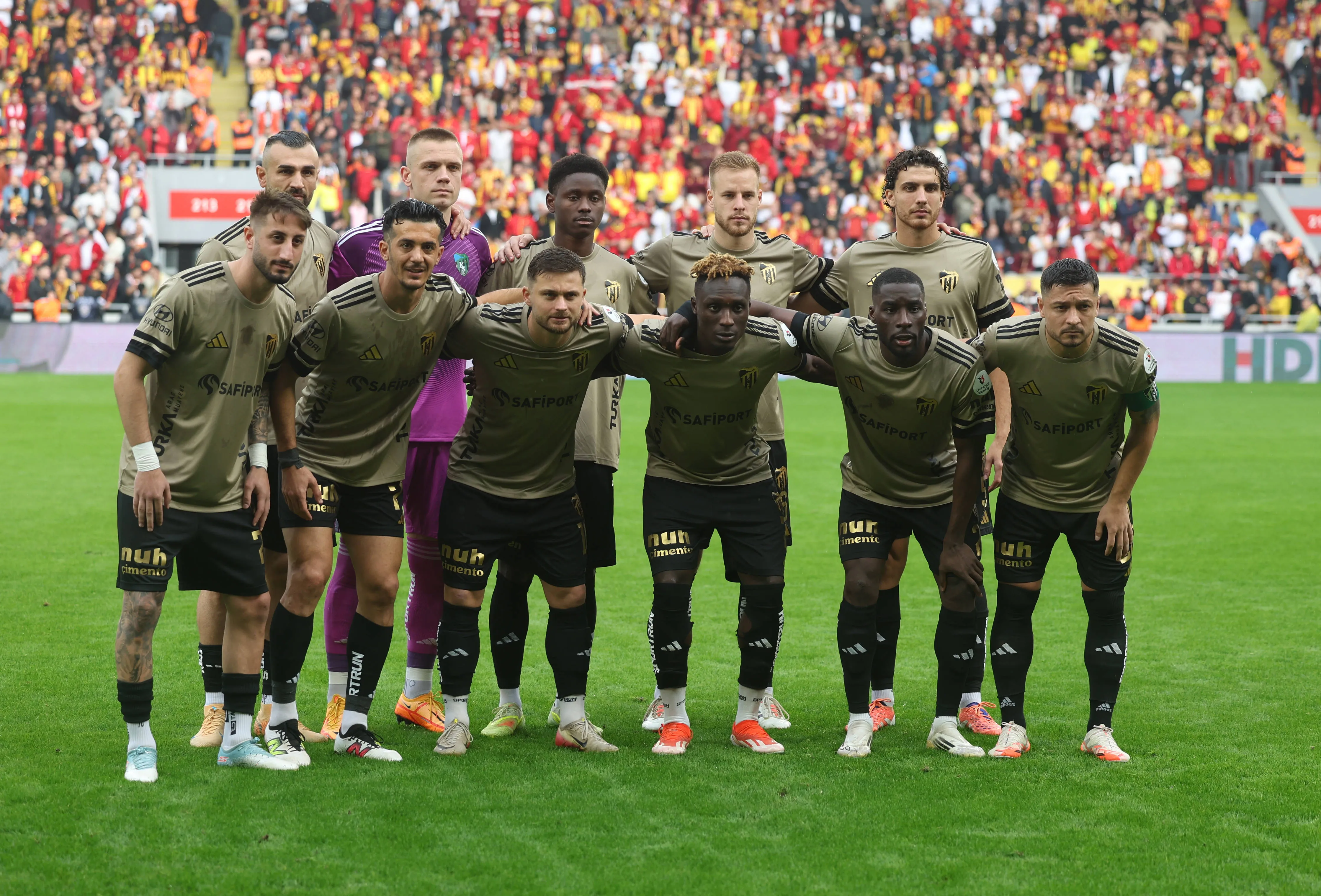 Players of Kocaelispor pose a team photo.