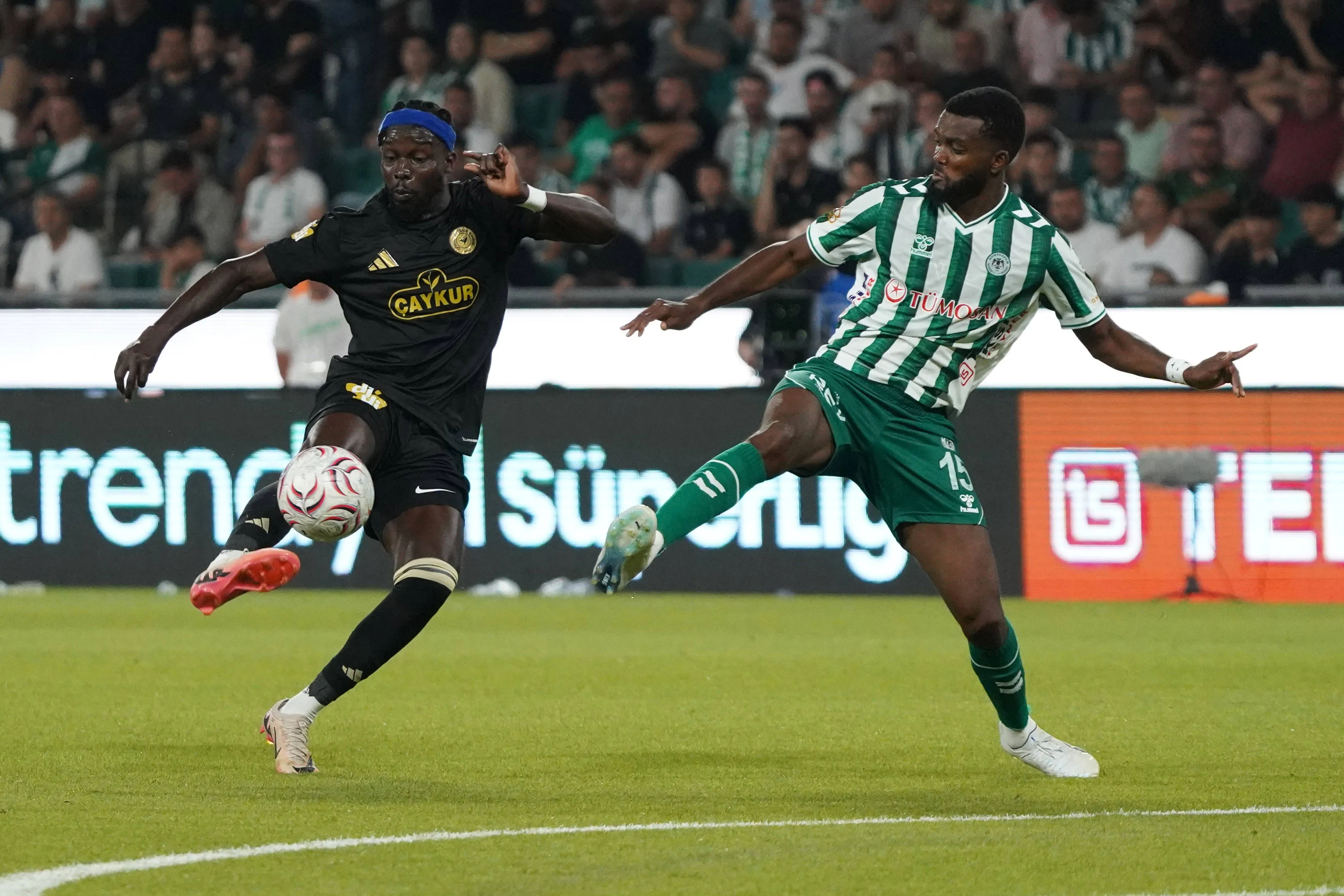 Chidozie Awaziem R of Konyaspor and Ali Sowe L of Caykur Rizespor.