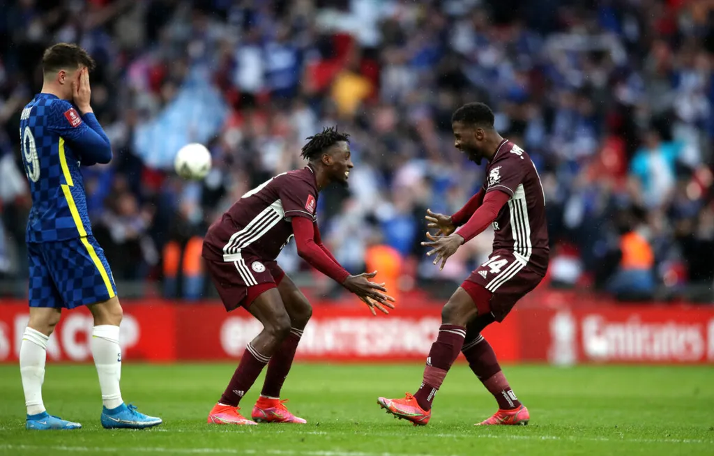 Wilfred Ndidi and Kelechi Iheanacho celebrate the FA Cup win