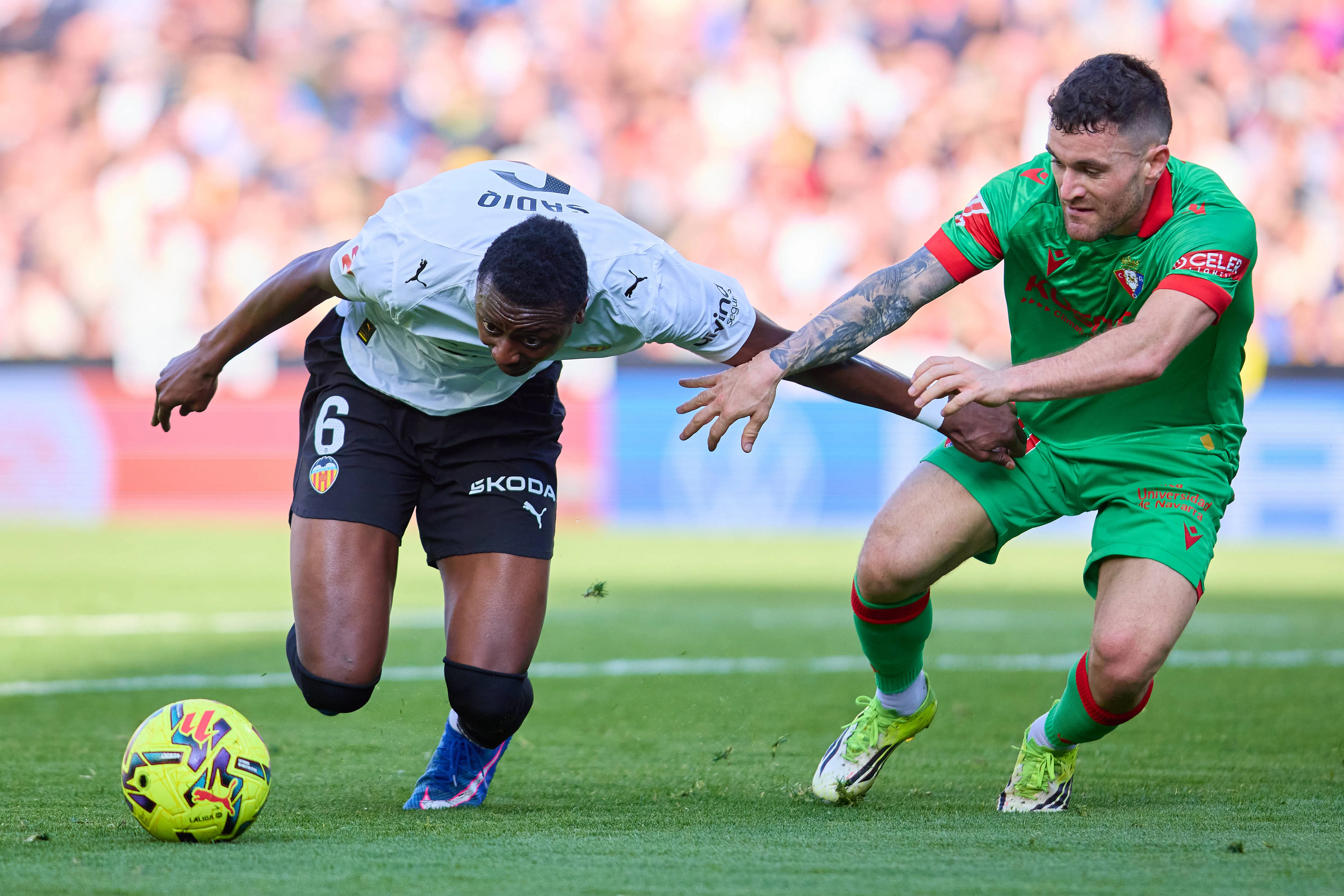 Umar Sadiq competes for the ball with Javi Galan