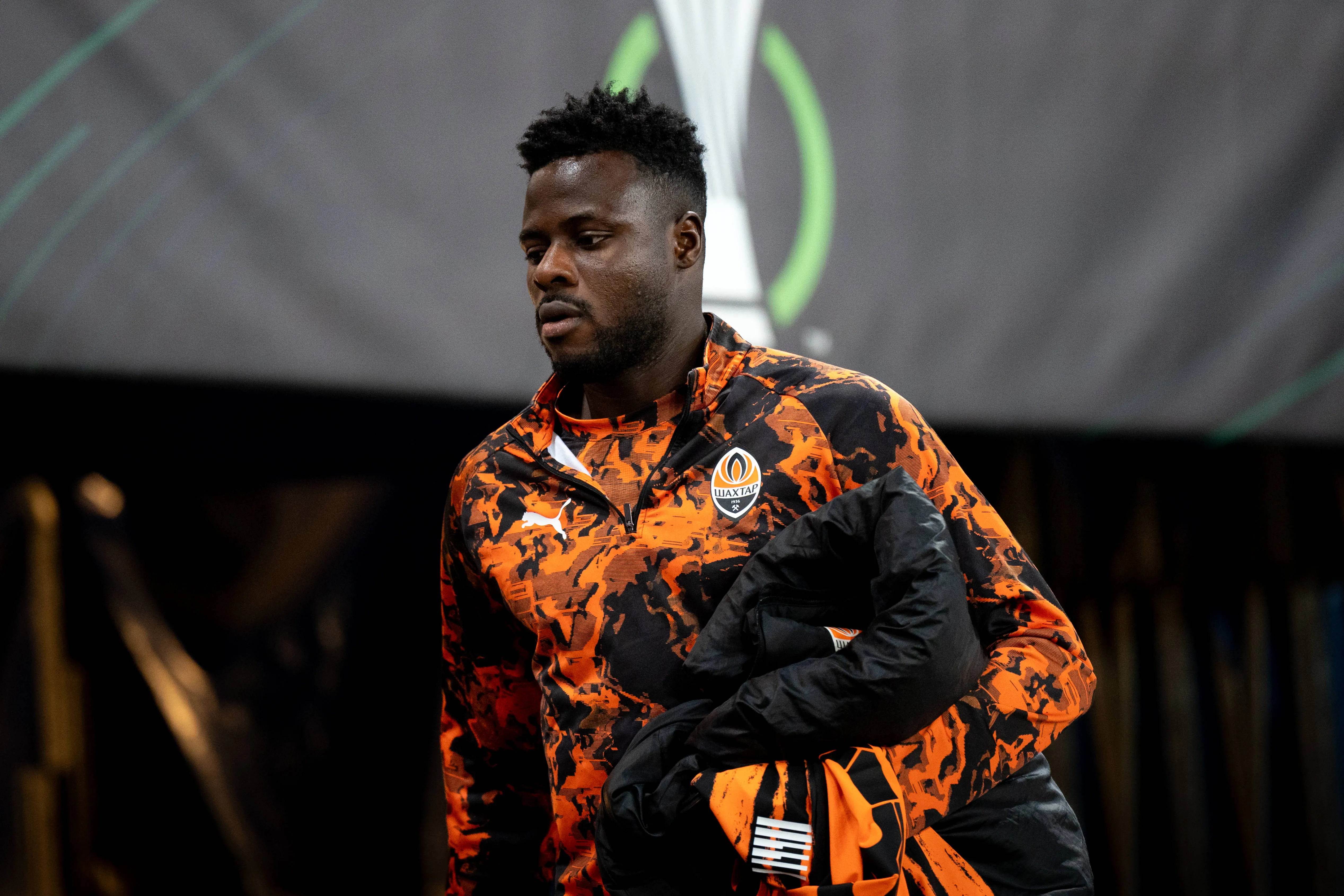Prosper Obah warms up before the game between FC Shakhtar Donetsk and Crystal Palace