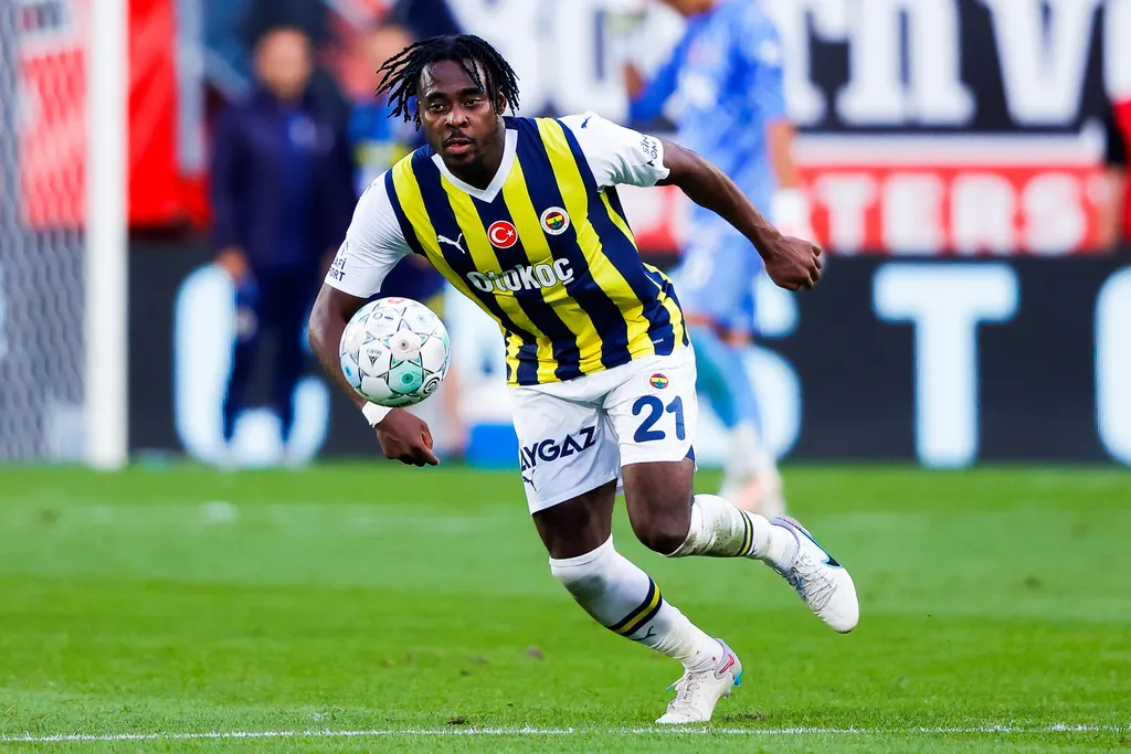 Bright Osayi-Samuel in action for Fenerbahçe