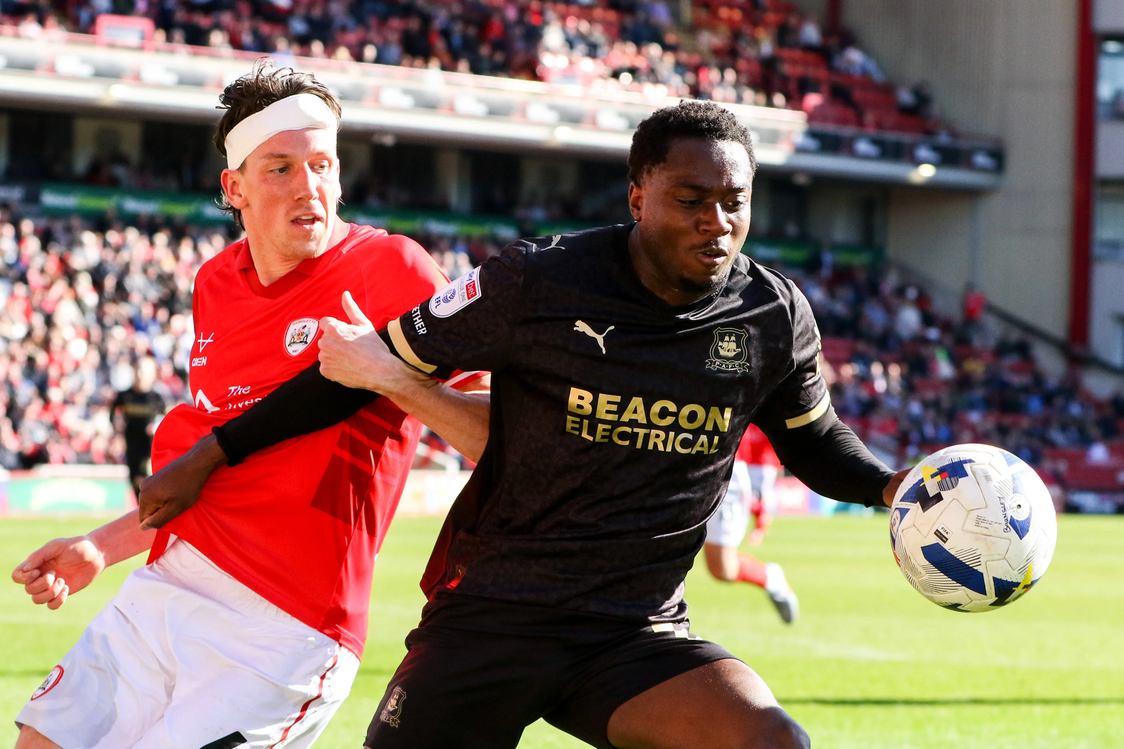 Owen Oseni of Plymouth Argyle controls the ball