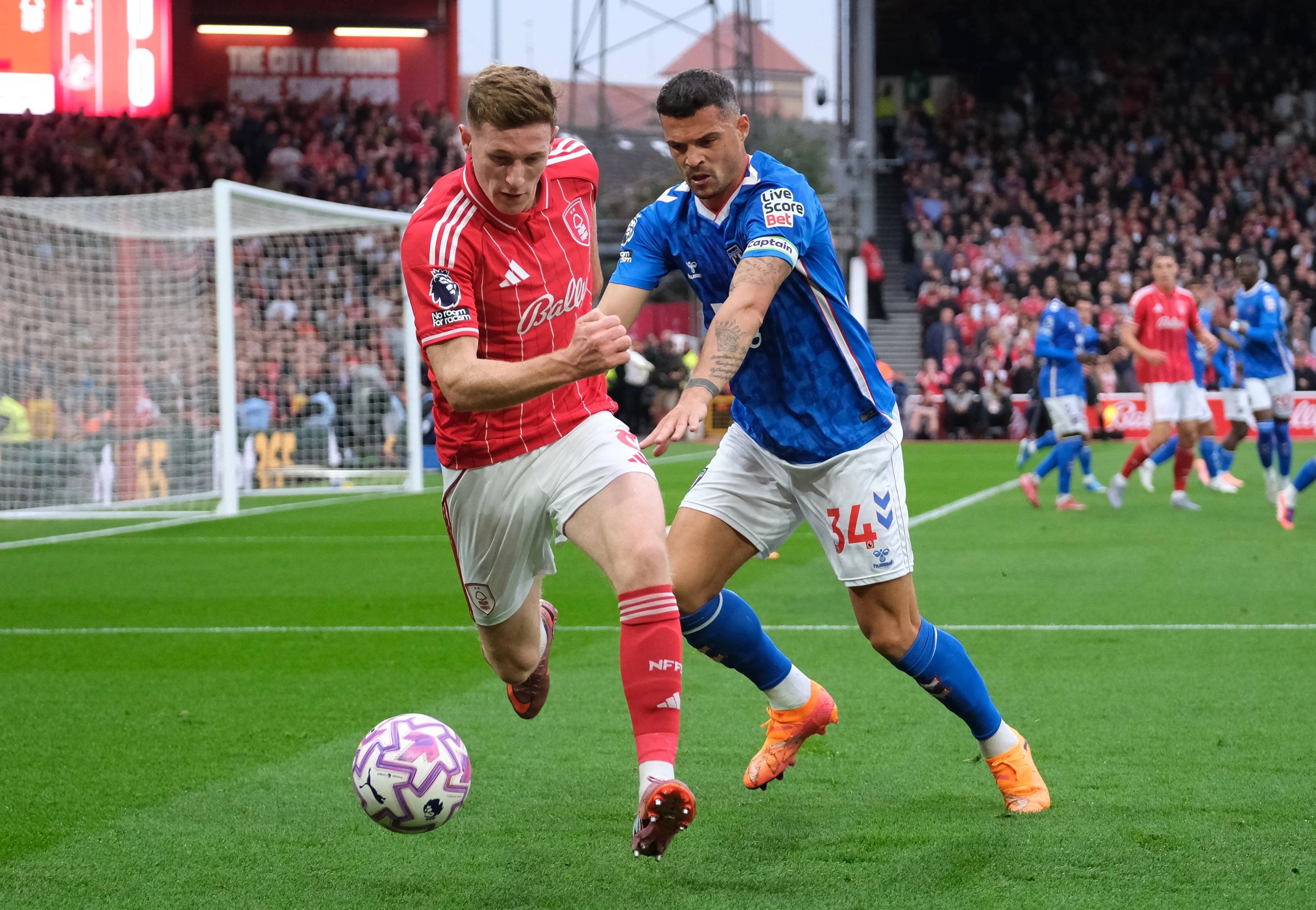 Elliot Anderson of Nottingham Forest and Granit Xhaka of Sunderland