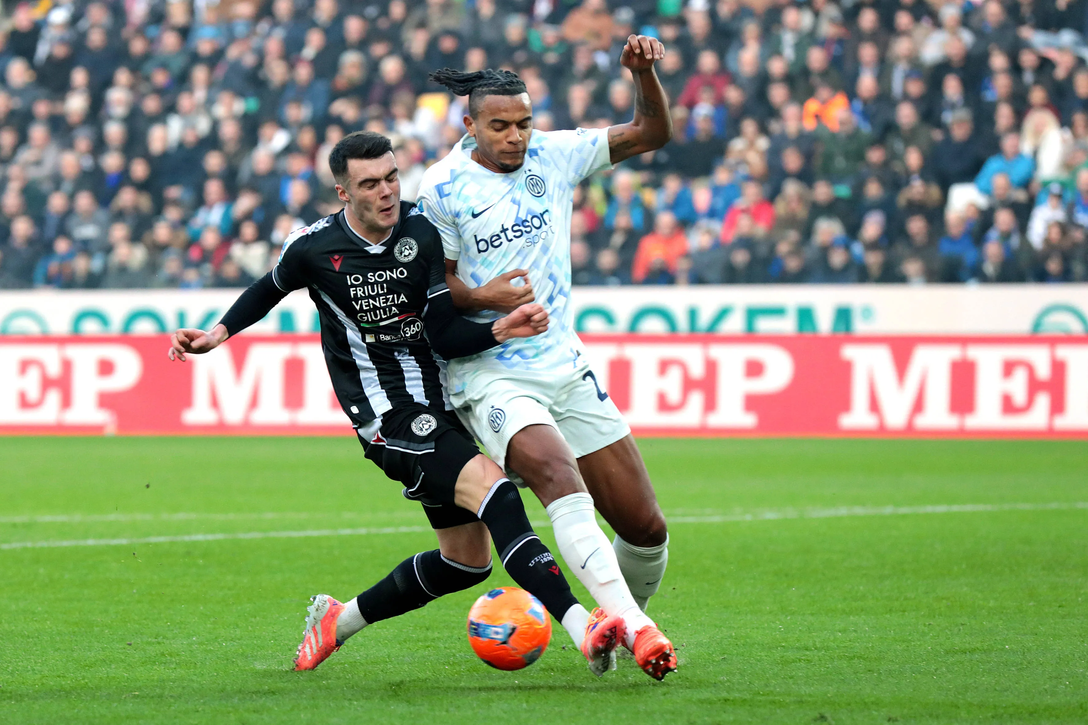 Manuel Akanji fights for the ball with Lennon Miller, Inter vs Udinese