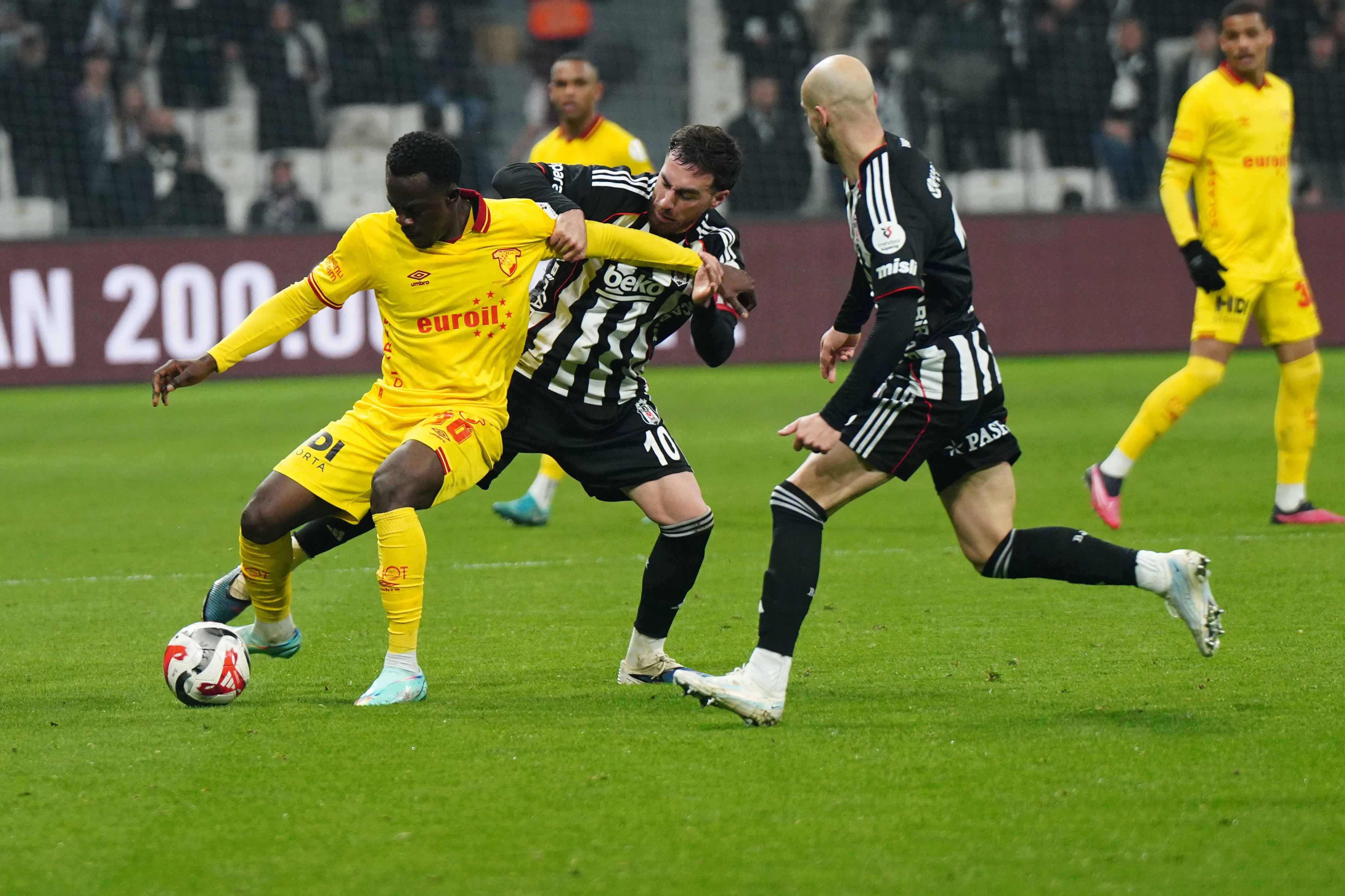 Orkun Kokcu R of Besiktas and Anthony Dennis L of Goztepe