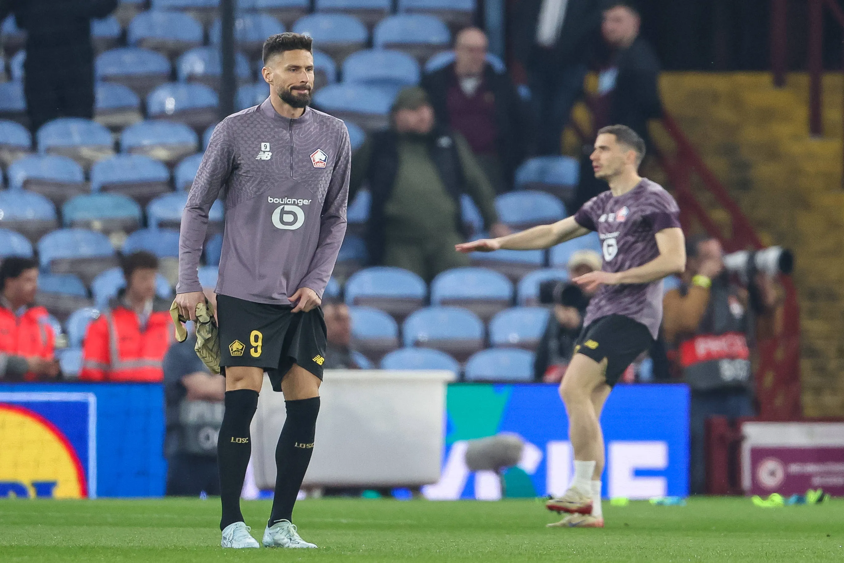 Olivier Giroud of Lille OSC warms up
