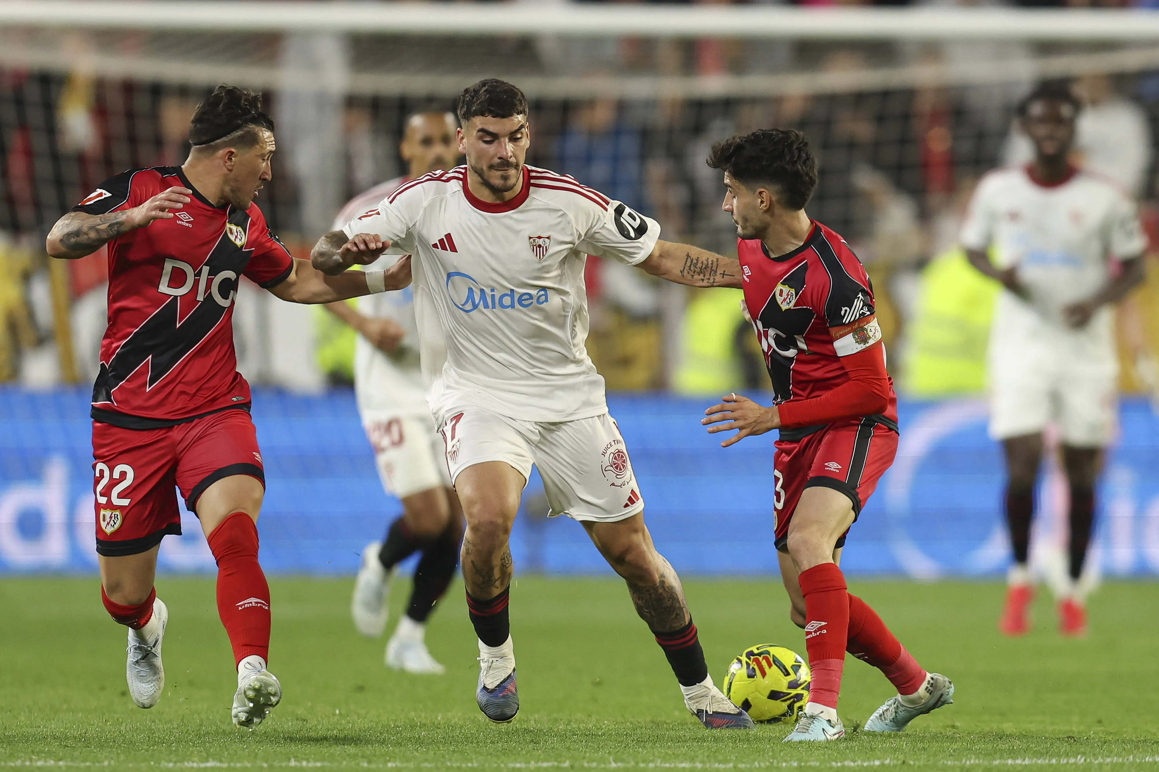 La Liga EA Sports. Date 27 Isaac Romero of Sevilla FC and Alfonso Espino and Oscar Valentin of Rayo Vallecano during the La Liga EA Sports match between Sevilla FC and Rayo Vallecano played at Ramon Sanchez Pizjuan Stadium on March 8, 2026 in Sevilla, Spain. 