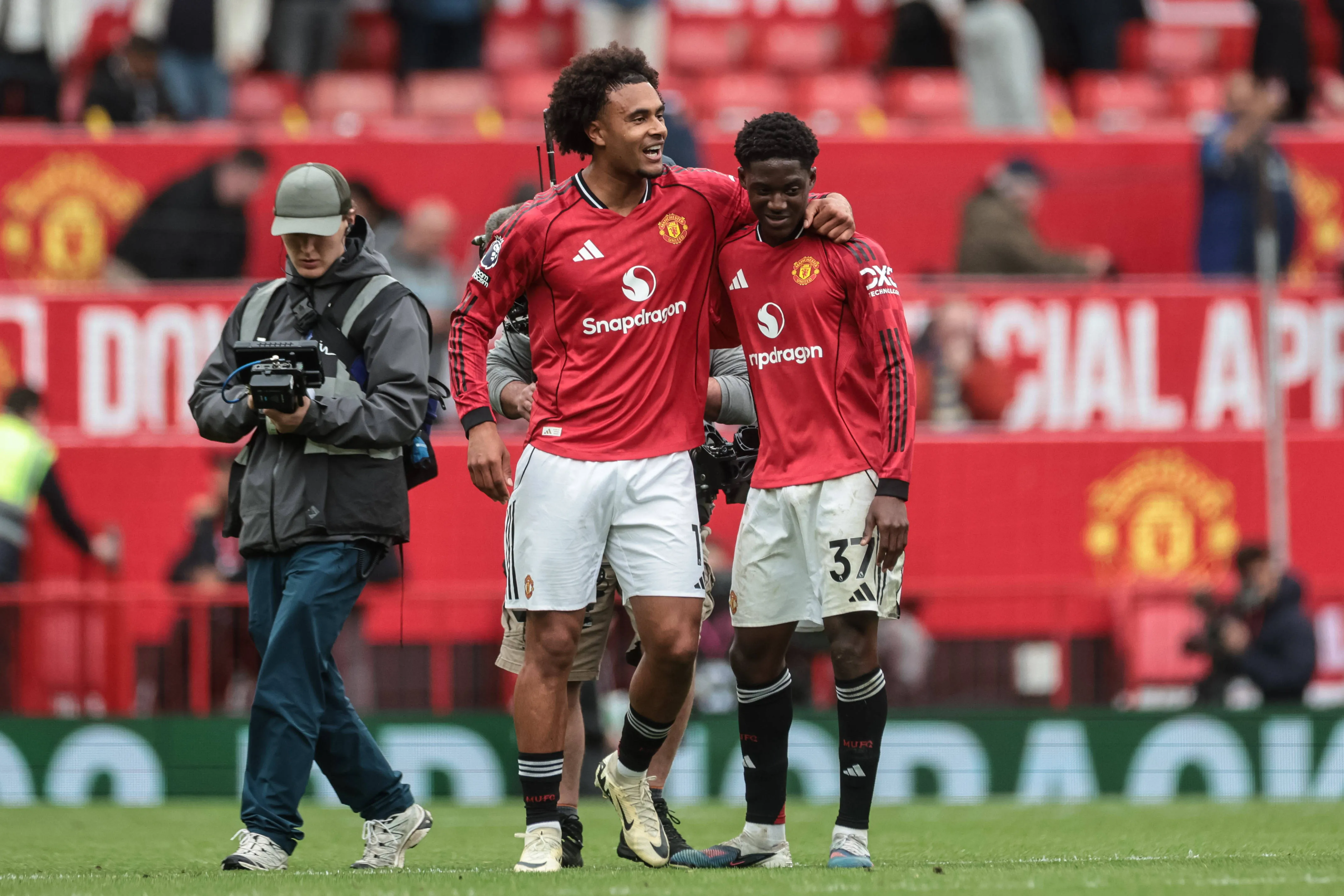  Joshua Zirkzee and Kobbie Mainoo of Manchester United