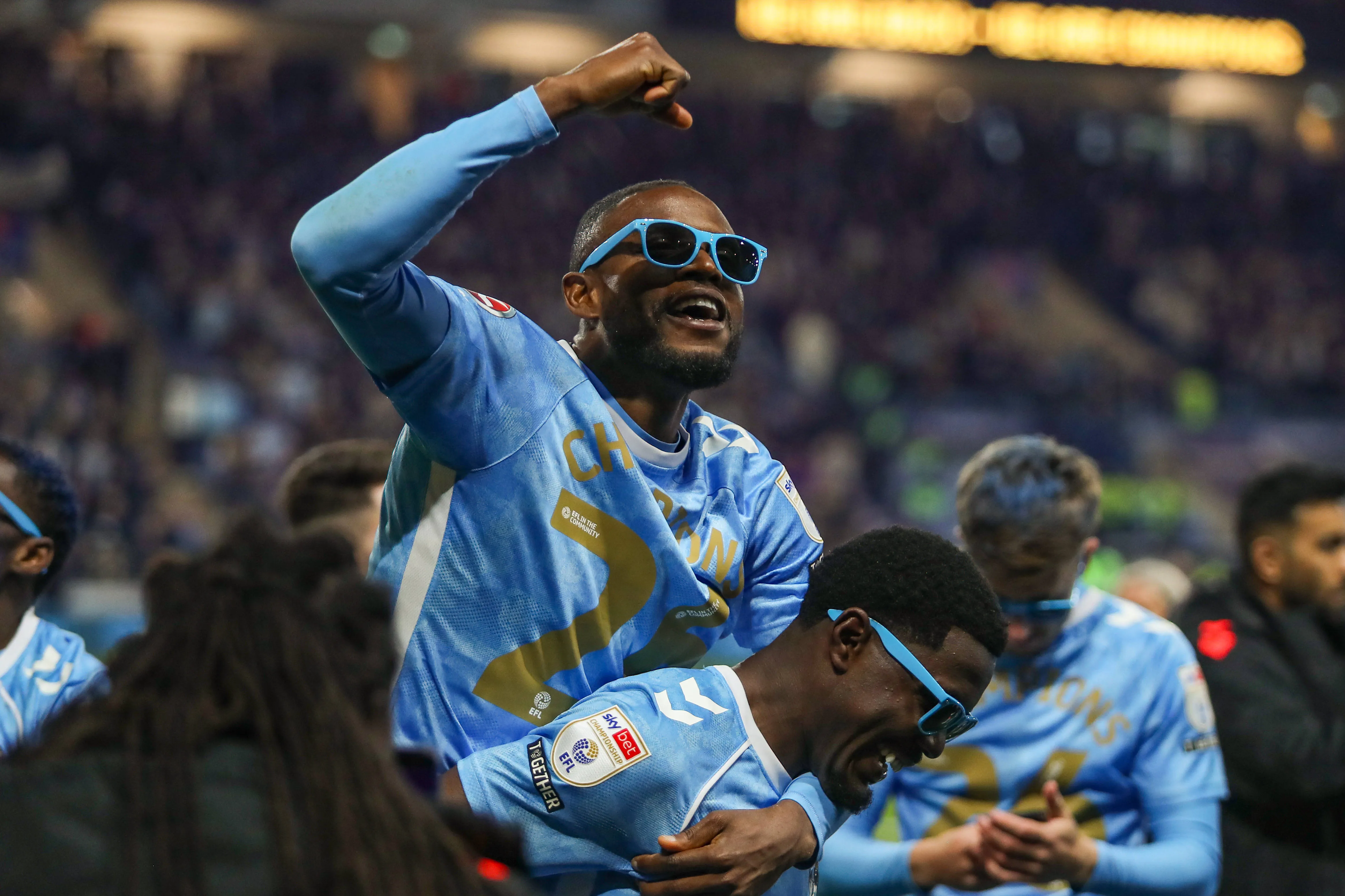 Brandon Thomas-Asante and Frank Onyeka of Coventry