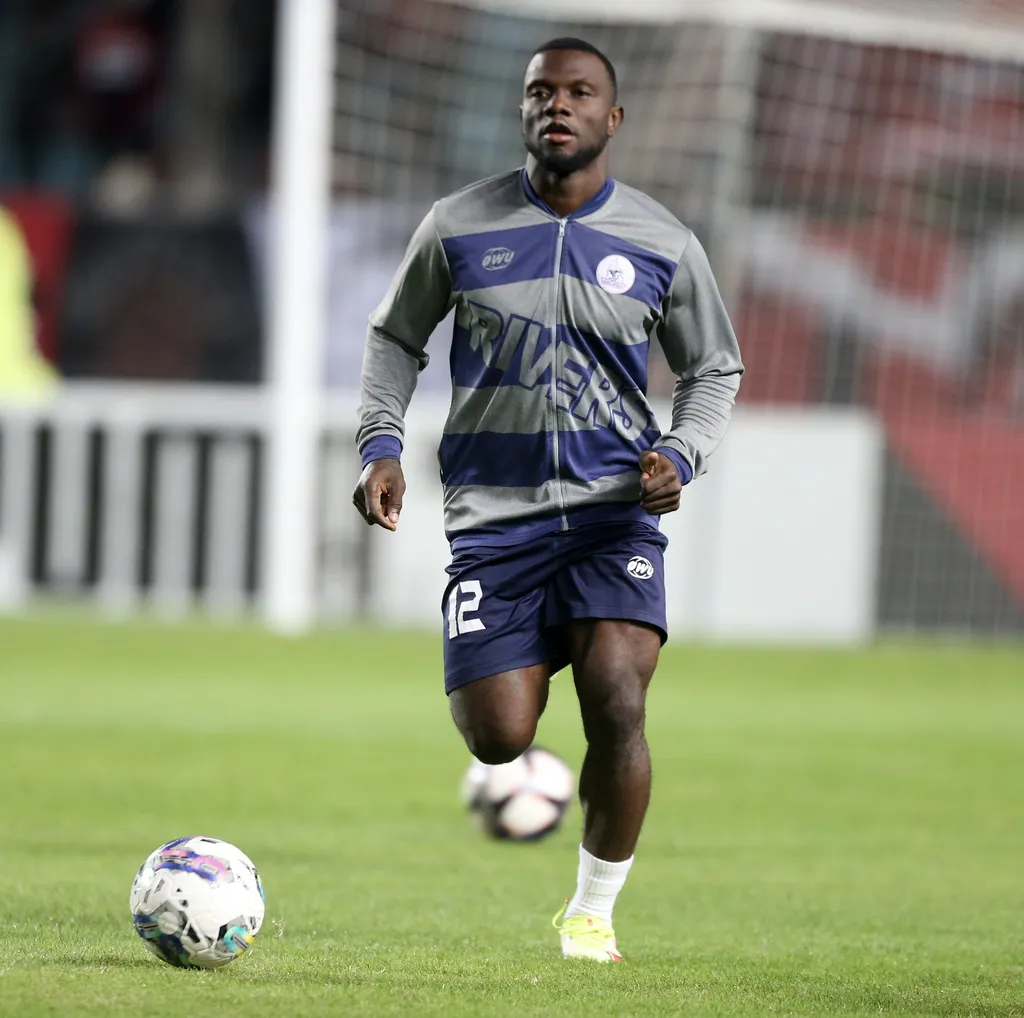 Rivers United's Albert Korvah warming up in the NPFL