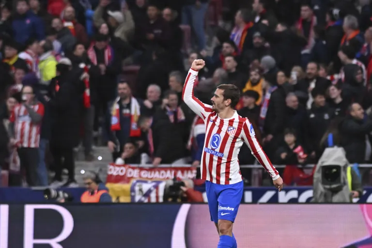 Watch: Antoine Griezmann gifts ex-Barcelona star Lookman&rsquo;s jersey