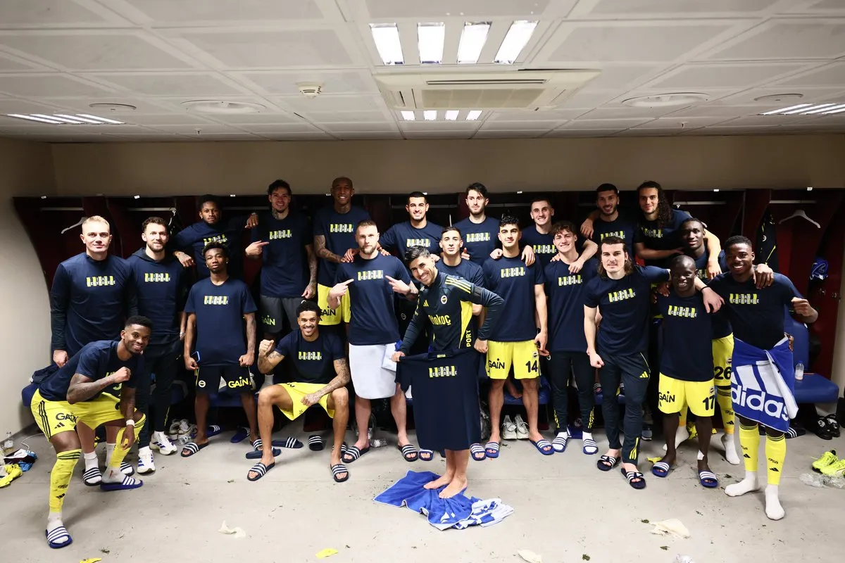 Fenerbahce players celebrating win over Trabzonspor 