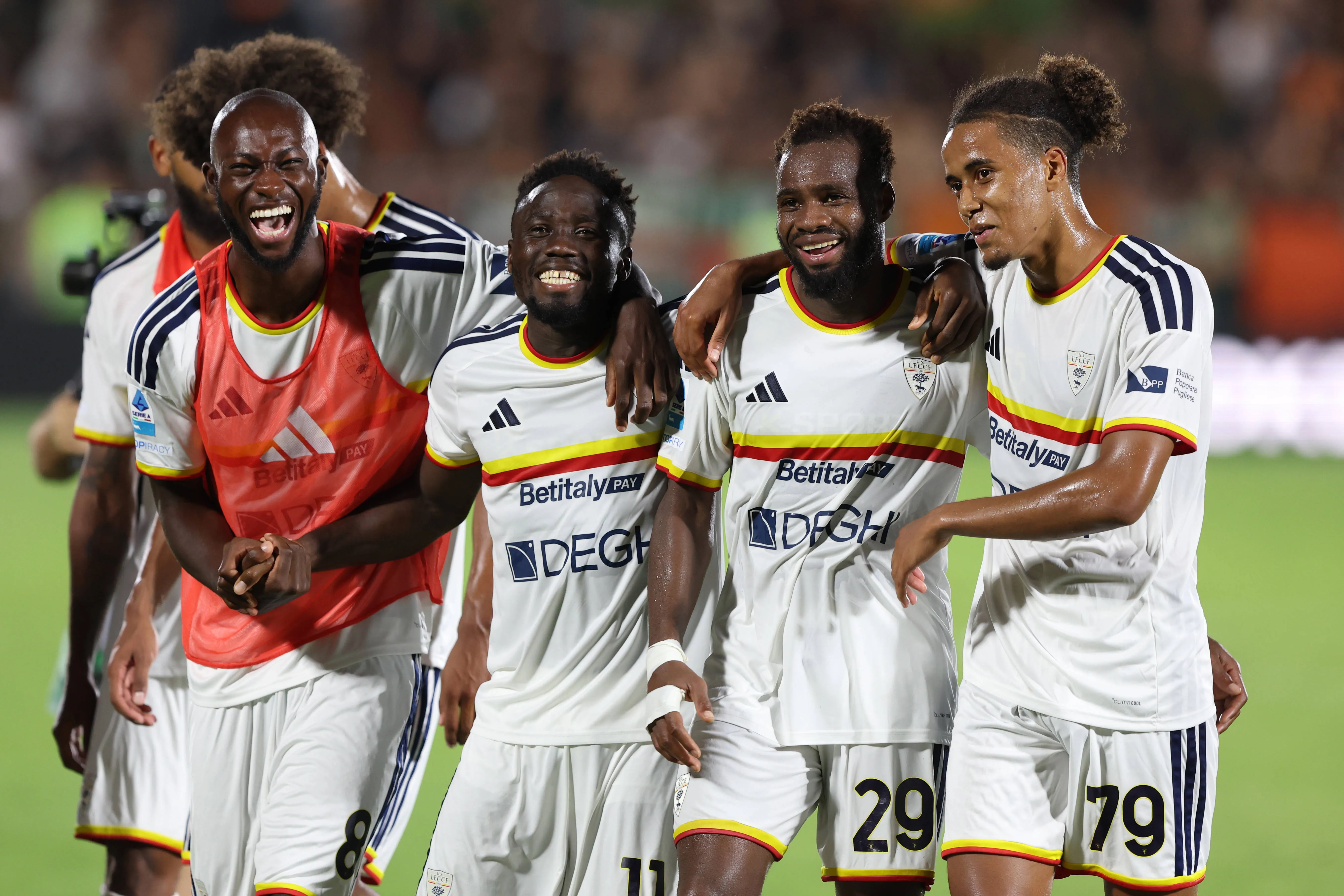 Lecce players, including Lassana Coulibaly. 