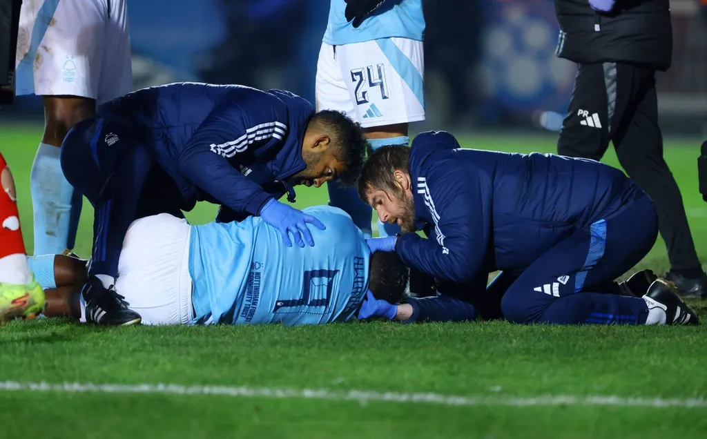 Awoniyi: Forest confirm worrying facial fracture