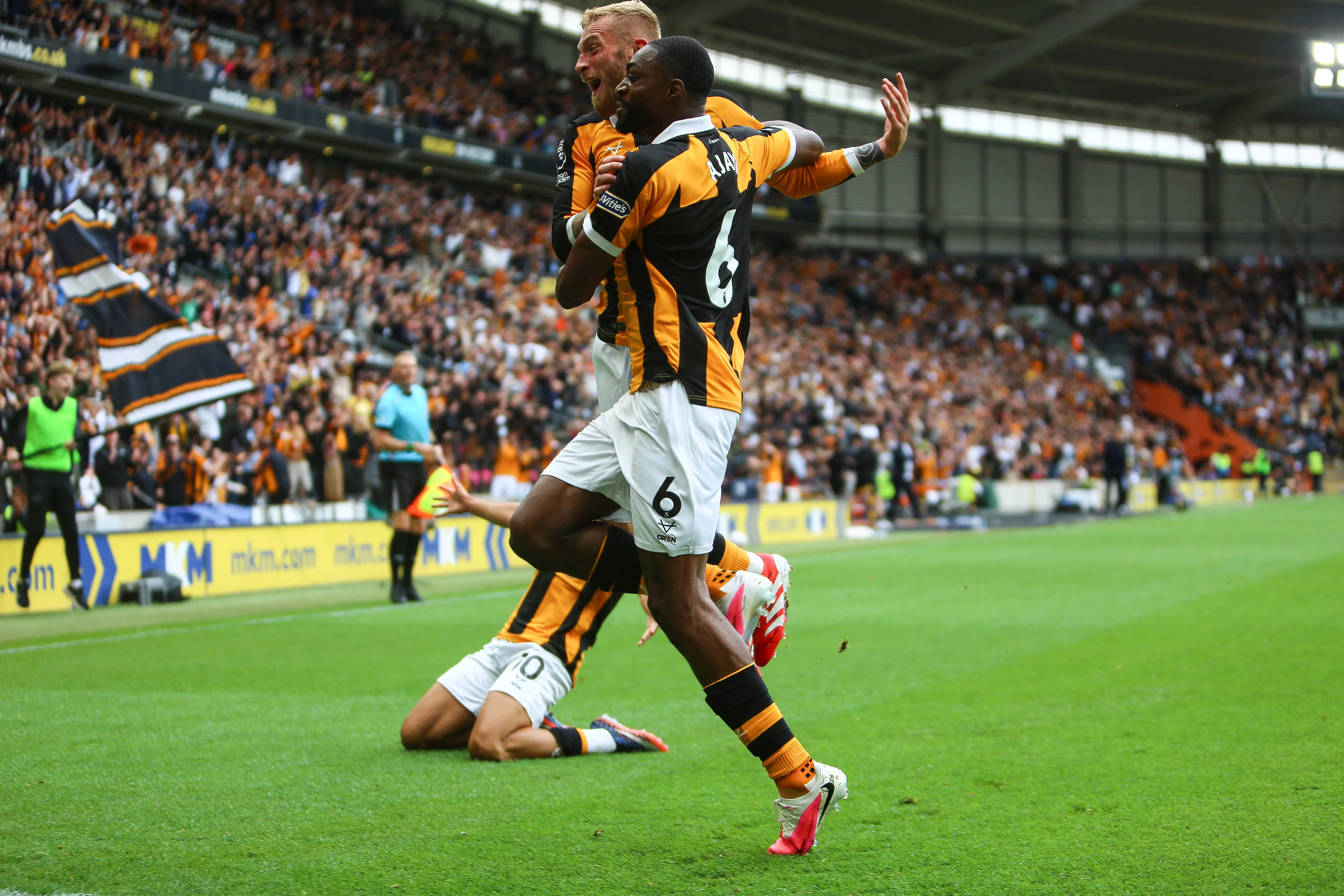 Oli McBurnie and Semi Ajayi of Hull City celebrate against Manchester United
