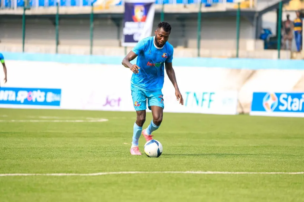 Sikiru Alimi on the prowl against Akwa United in a MD29 game of the NPFL24