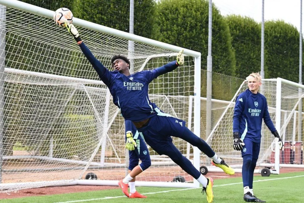 Arsenal sign Nigerian goalkeeper to first professional contract