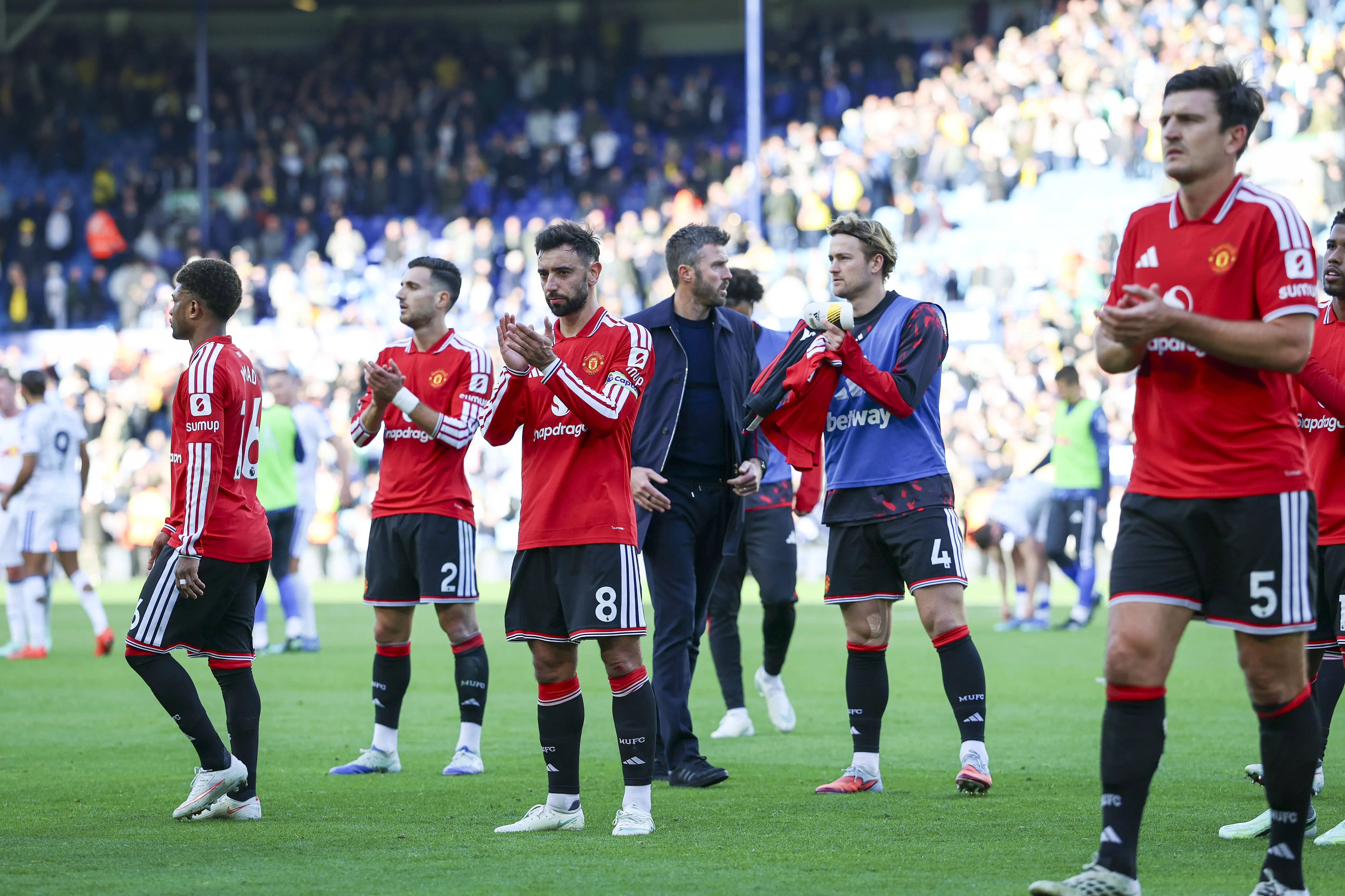 Manchester United players hail fans