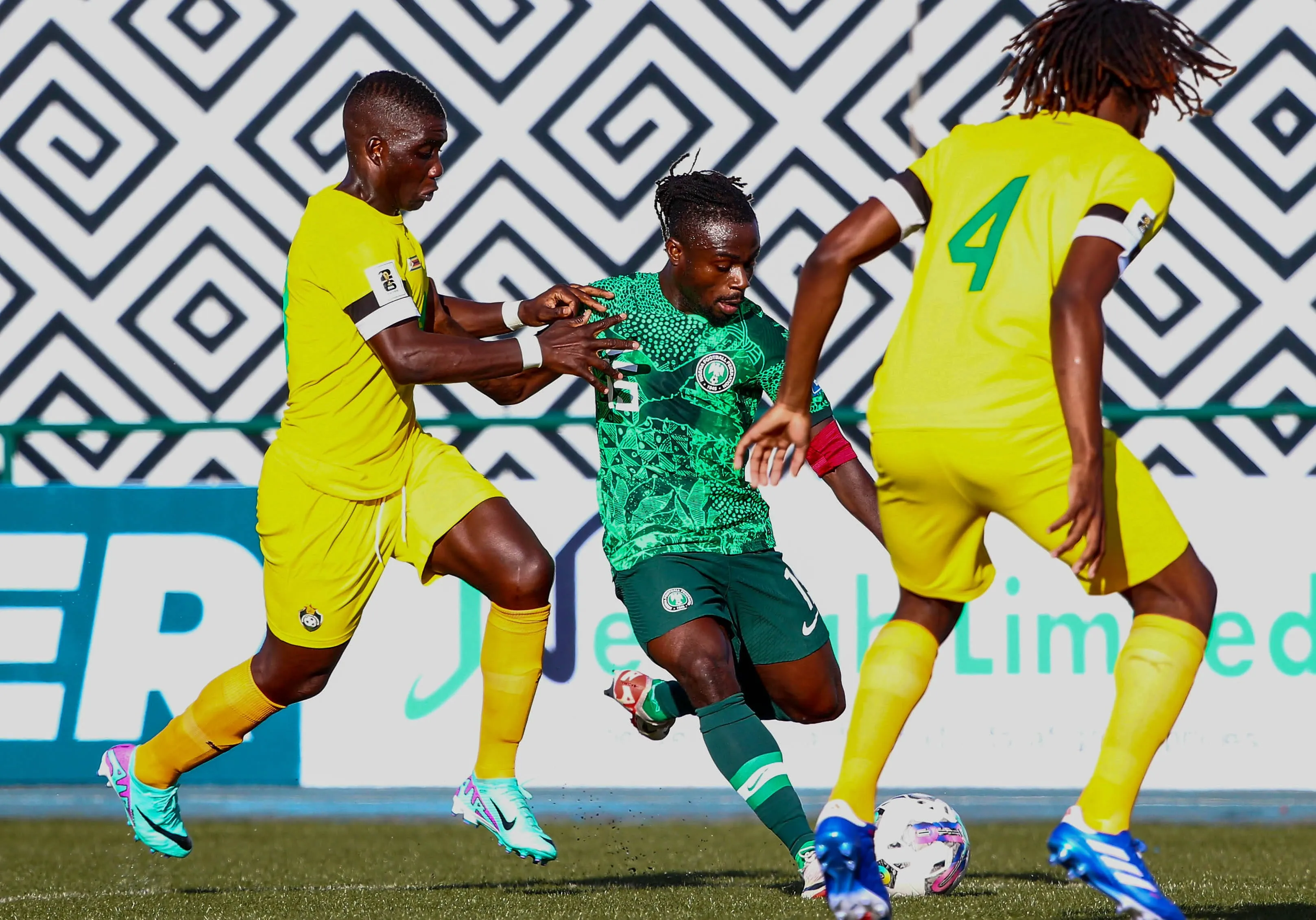 Moses Simon of Nigeria and Zimbabwe defenders