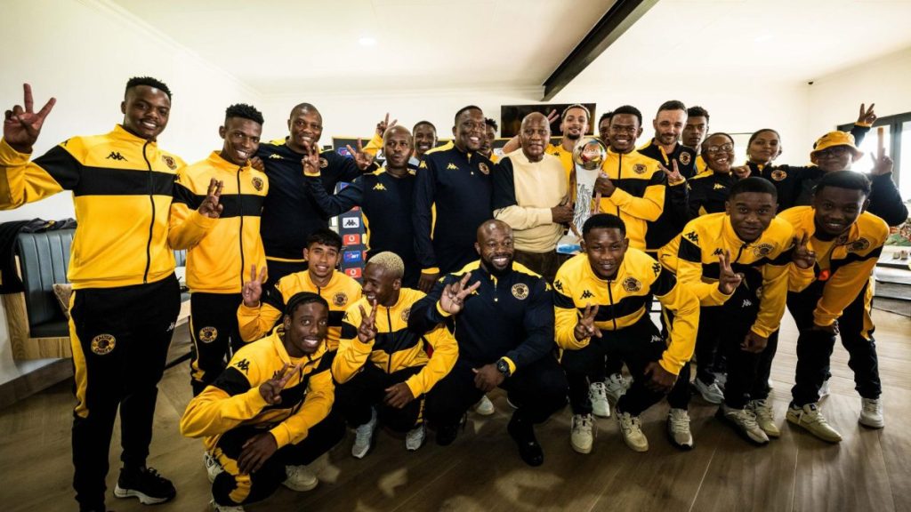 Kaizer Motaung received Nedbank Cup from players. Photo – Kaizer Chiefs