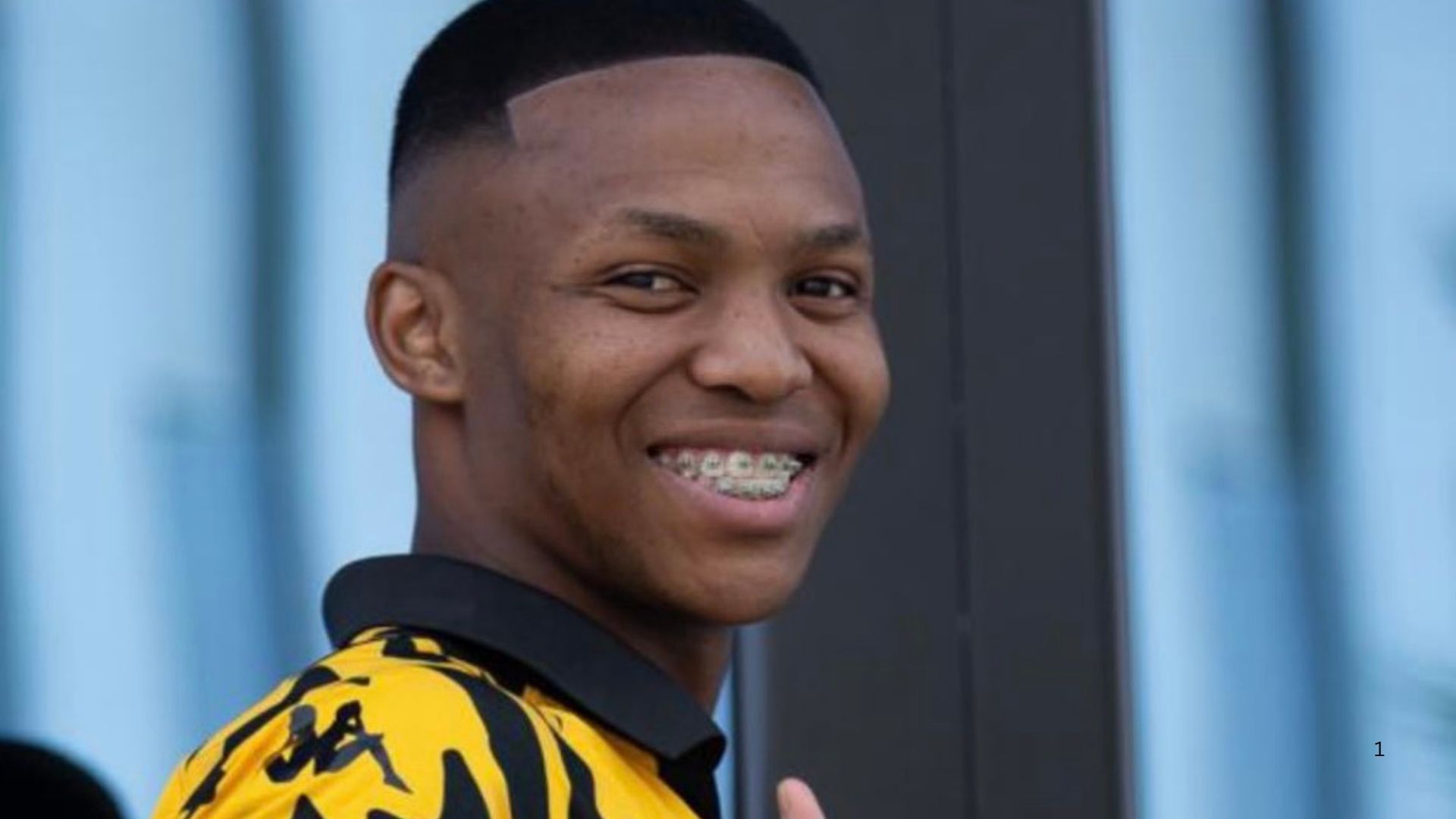 Breaking taboo! Mohau Nkota annoys Pirates fans by donning Kaizer Chiefs jersey