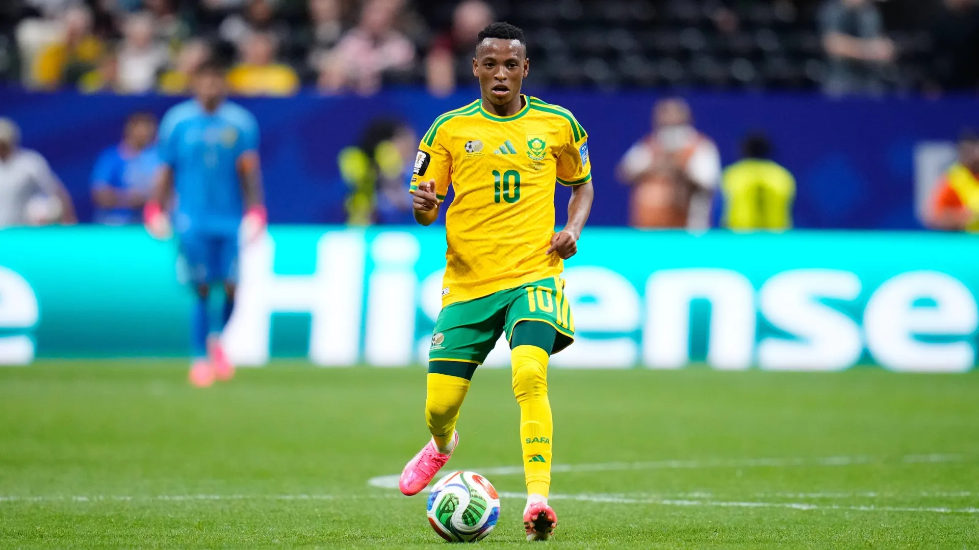Kaizer Chiefs legend makes bold Mofokeng claim as Pirates star insists he &lsquo;can compete anywhere&rsquo;