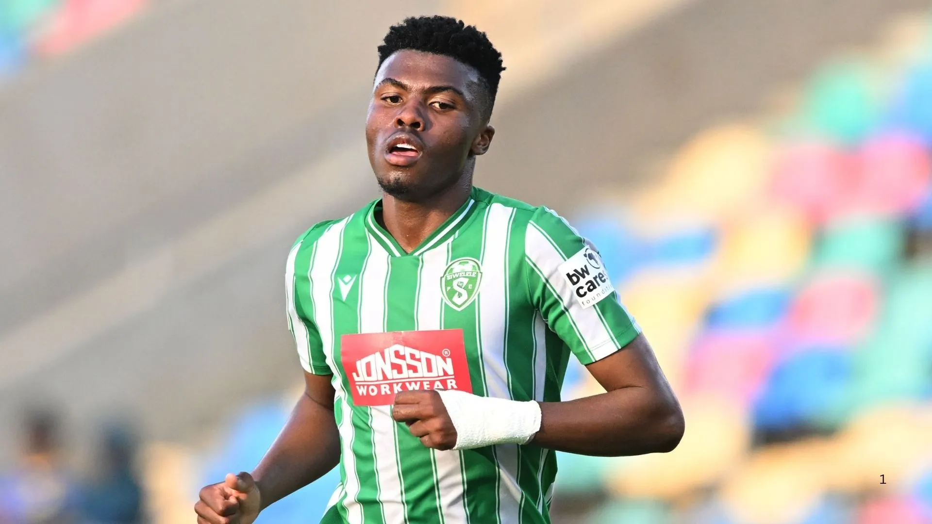Neo Rapoo has signed for Orlando Pirates.
