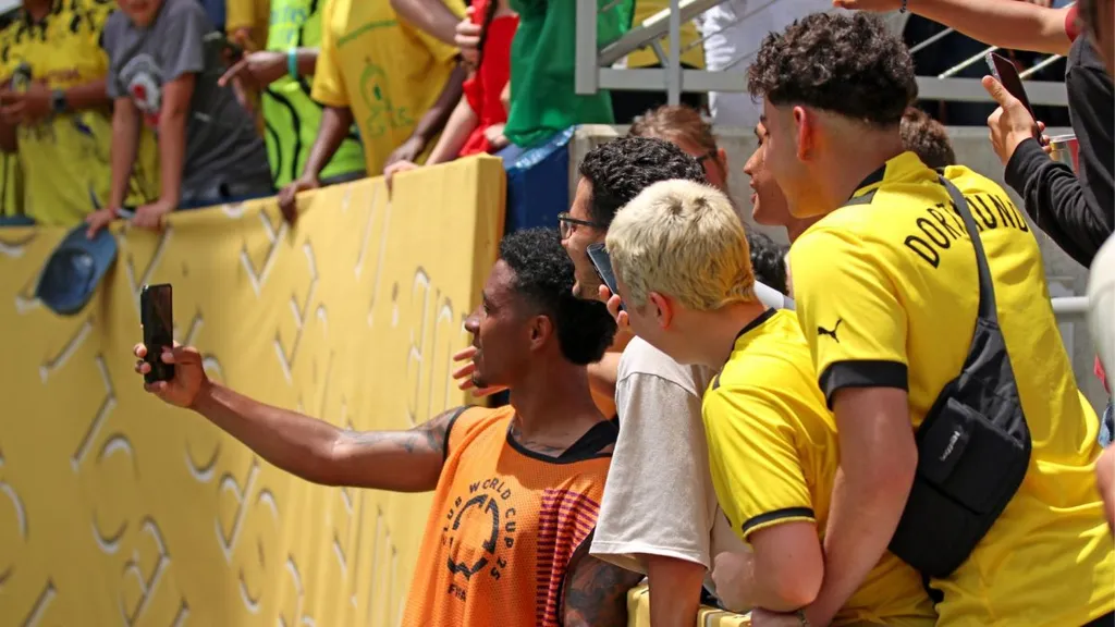 Lucas Ribeiro and fans at Club World Cup. Photo- Imago