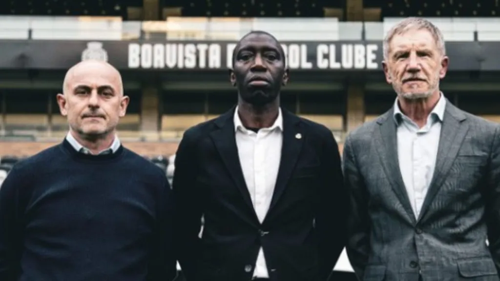 Stuart Baxter unveiled at Boavista. Photo &ndash; Boavista