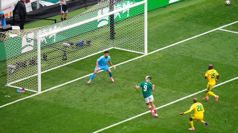 Mexico 2-0 South Africa: Sithole, Zwane sent off as Bafana suffer World Cup heartbreak