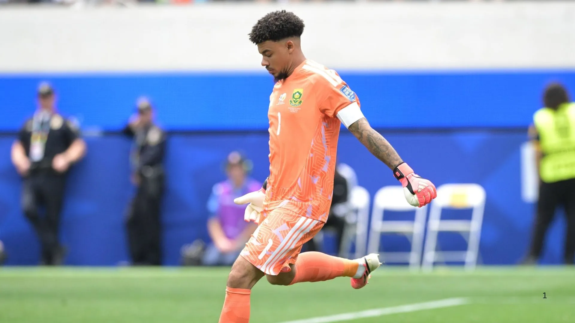 Ronwen Williams plays the ball for Bafana at the World Cup.