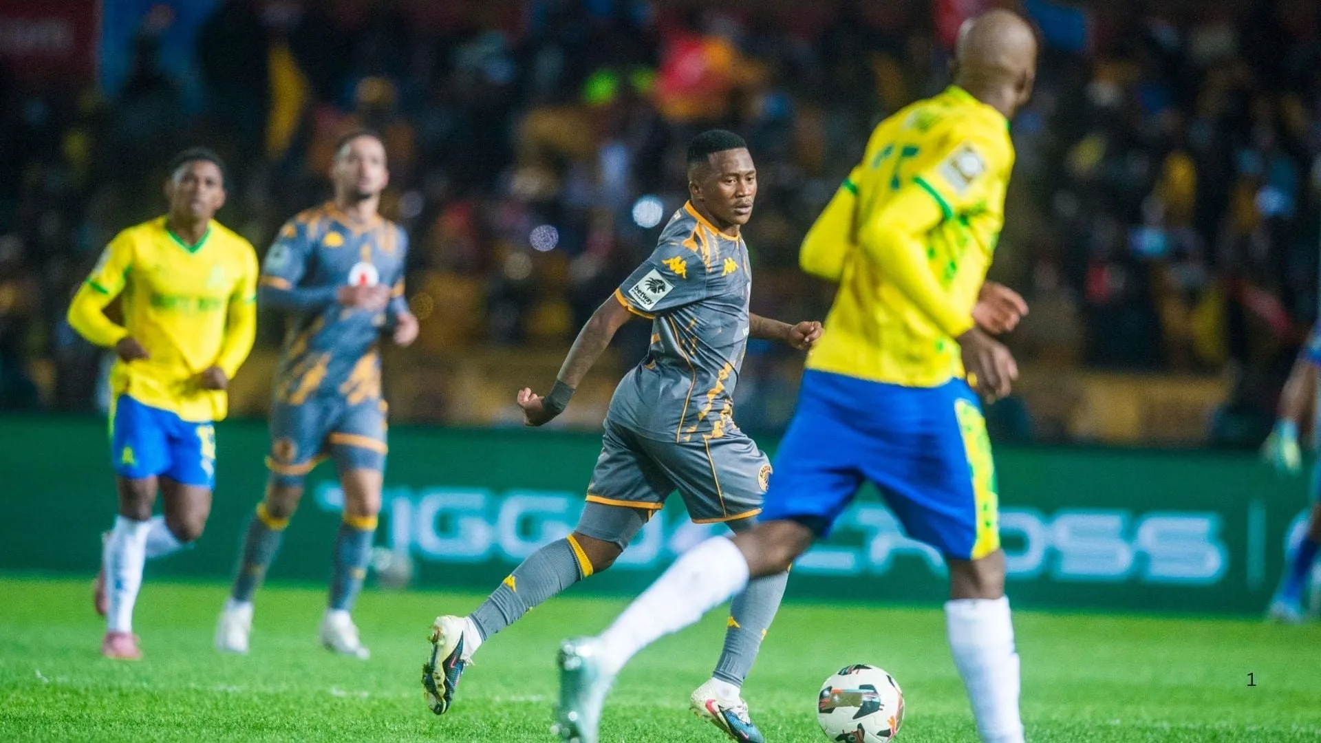Mduduzi Shabalala of Kaizer Chiefs in action against Mamelodi Sundowns.