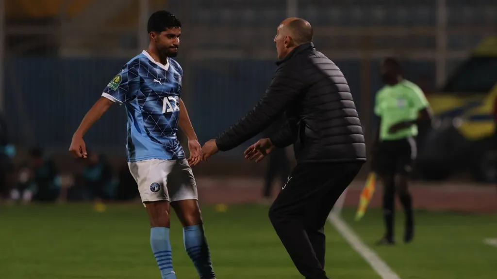 Pyramids coach Krunoslav Jurcic celebartes with Ibrahim Mohamed. Photo &ndash; Imago