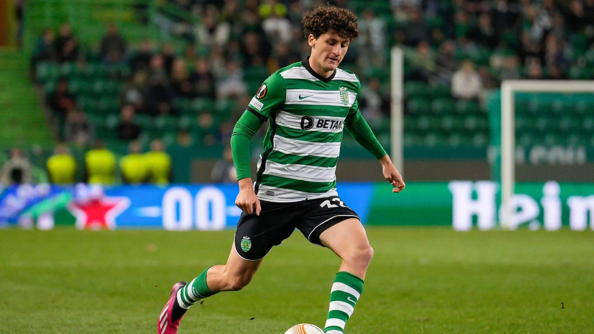Mateo Tanlongo playing for Sporting Libson.