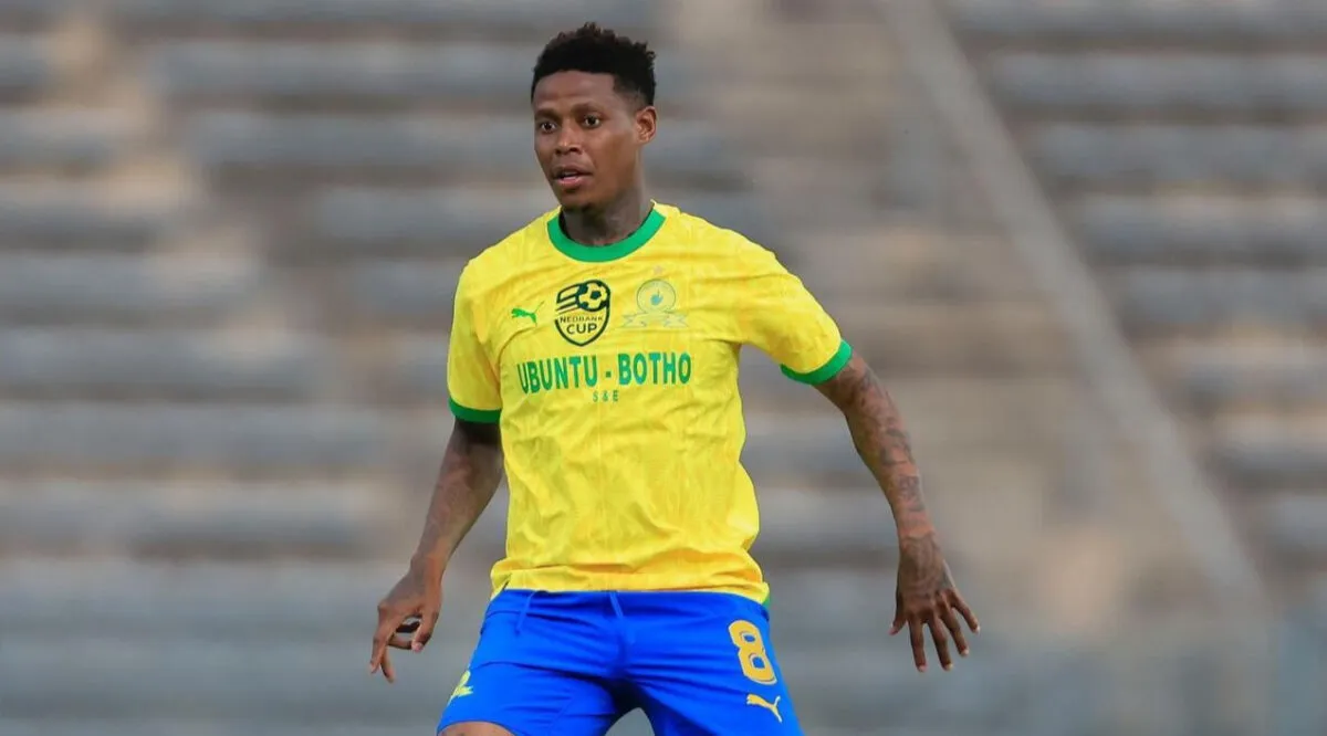 Wydad coach Rulani Mokwen gives update on Bongani Zungu