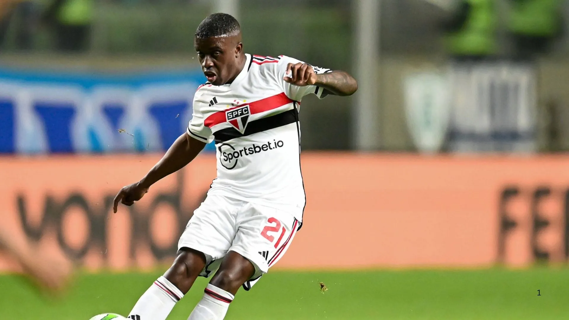 Jhegson Mendez playing for Sao Paolo.
